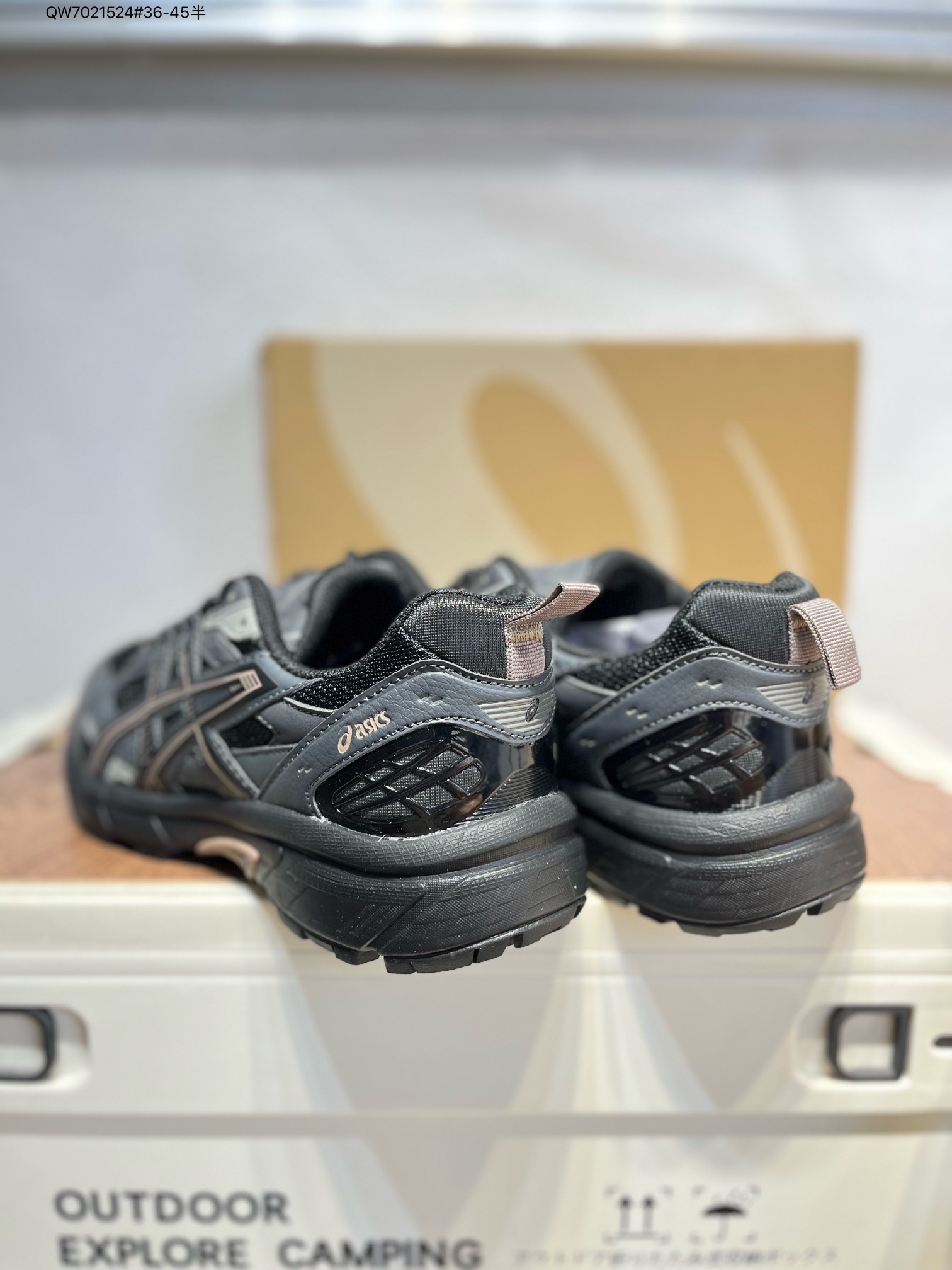 💰260
Asics GEL-NUNOBIKI亚瑟士经典跑鞋 如今机能风和户外风吹得正劲，便是主打“Urban Outdoor机能越野风格”，城市和户外场景都能轻松应对。关键是跑鞋的颜值也很高1203A536 QW7021524#36-45半