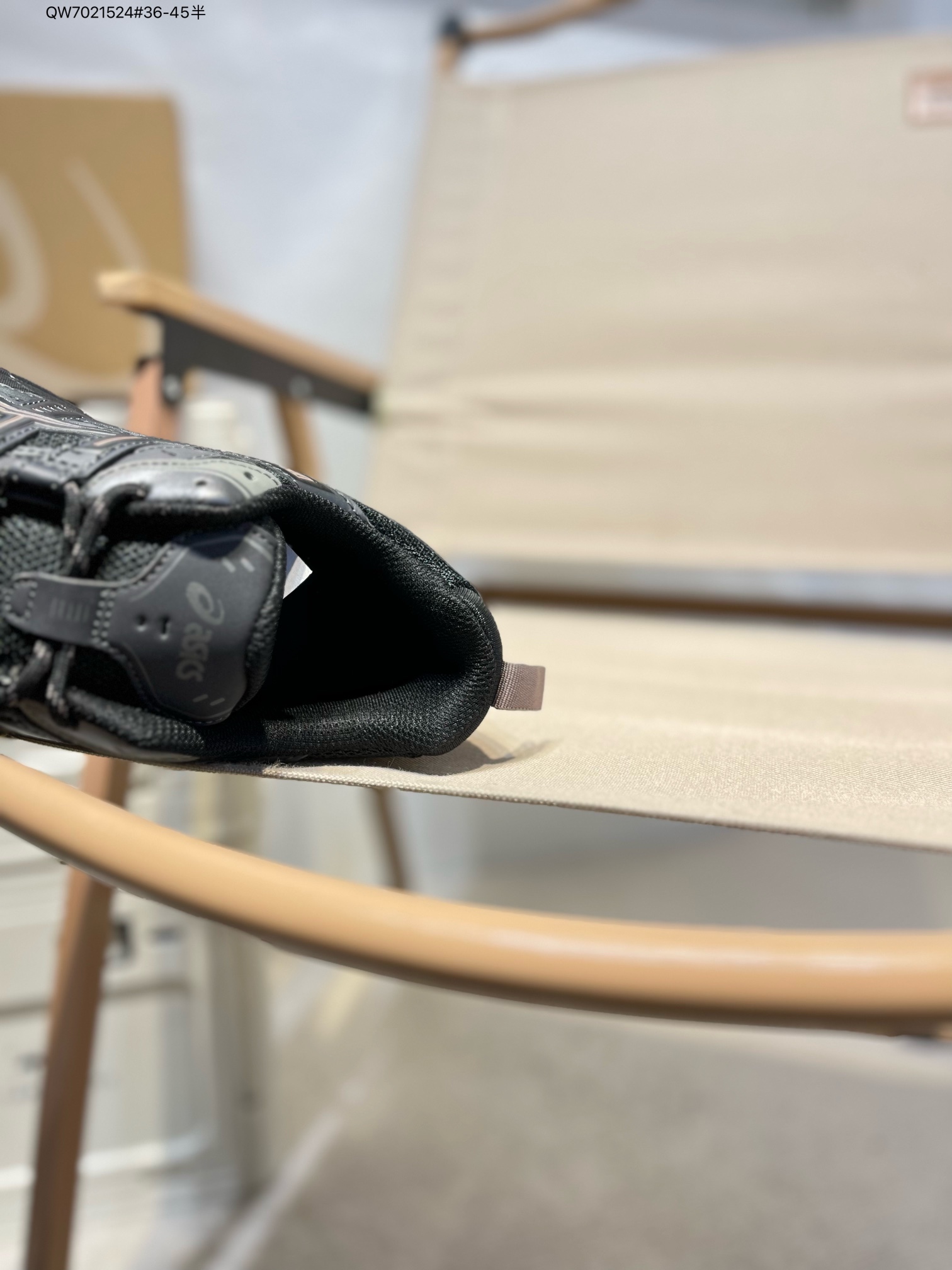 💰260
Asics GEL-NUNOBIKI亚瑟士经典跑鞋 如今机能风和户外风吹得正劲，便是主打“Urban Outdoor机能越野风格”，城市和户外场景都能轻松应对。关键是跑鞋的颜值也很高1203A536 QW7021524#36-45半