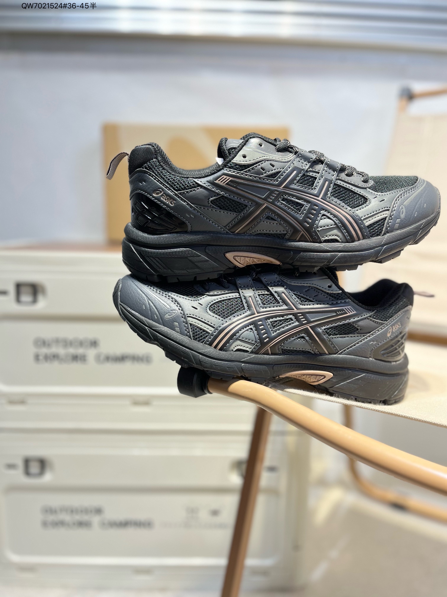 💰260
Asics GEL-NUNOBIKI亚瑟士经典跑鞋 如今机能风和户外风吹得正劲，便是主打“Urban Outdoor机能越野风格”，城市和户外场景都能轻松应对。关键是跑鞋的颜值也很高1203A536 QW7021524#36-45半