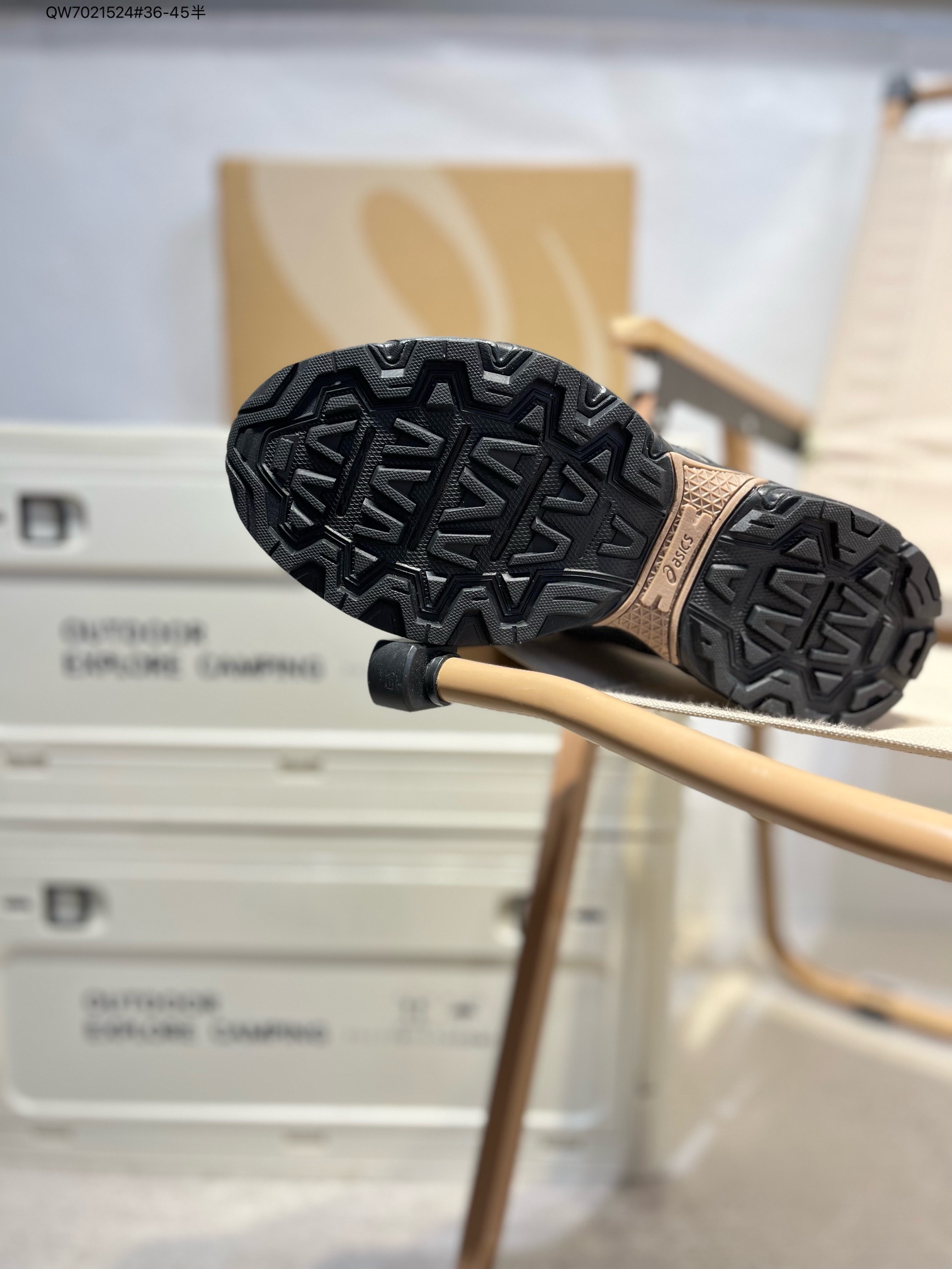 💰260
Asics GEL-NUNOBIKI亚瑟士经典跑鞋 如今机能风和户外风吹得正劲，便是主打“Urban Outdoor机能越野风格”，城市和户外场景都能轻松应对。关键是跑鞋的颜值也很高1203A536 QW7021524#36-45半