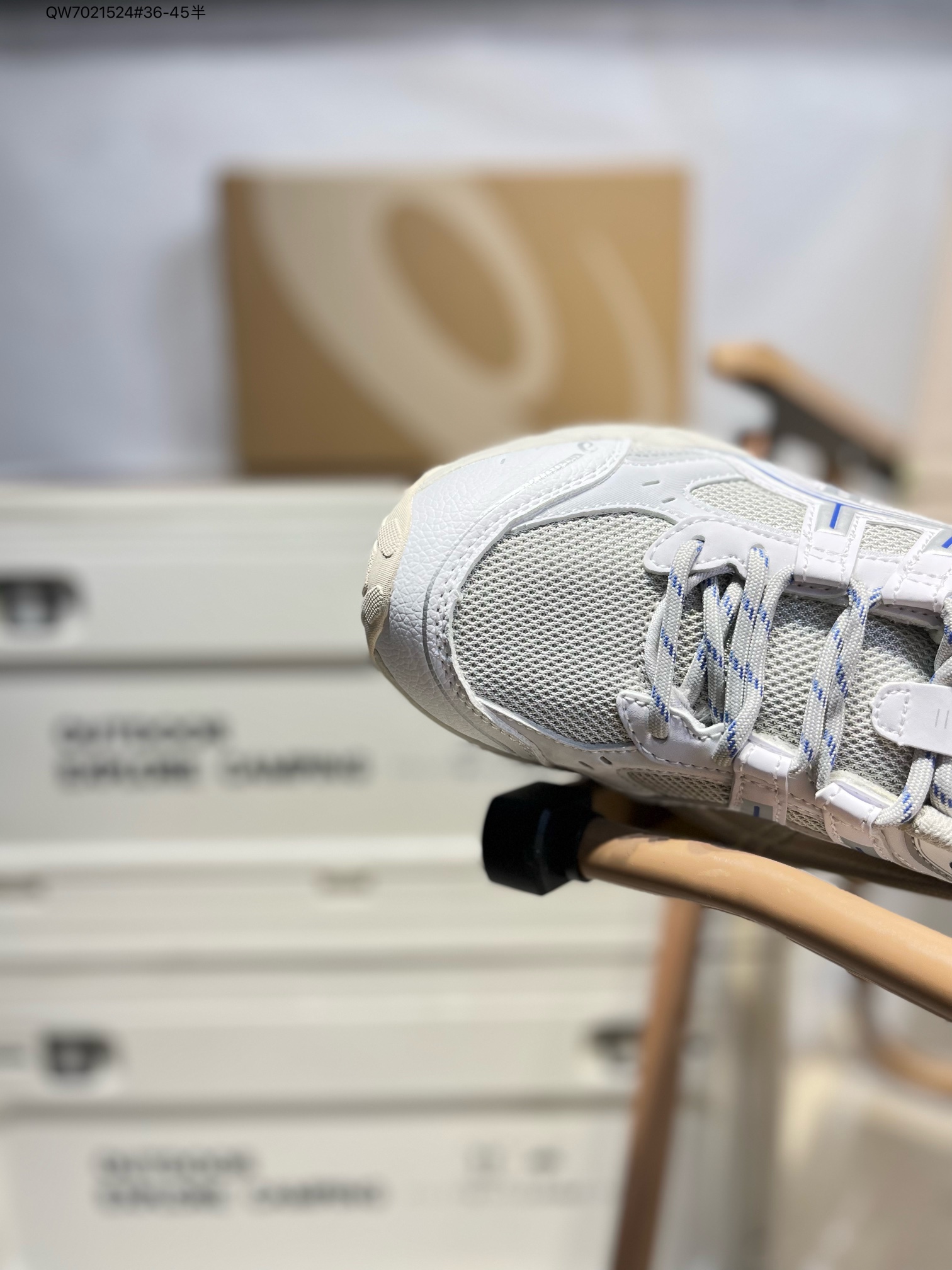 💰260
Asics GEL-NUNOBIKI亚瑟士经典跑鞋 如今机能风和户外风吹得正劲，便是主打“Urban Outdoor机能越野风格”，城市和户外场景都能轻松应对。关键是跑鞋的颜值也很高1203A536 QW7021524#36-45半