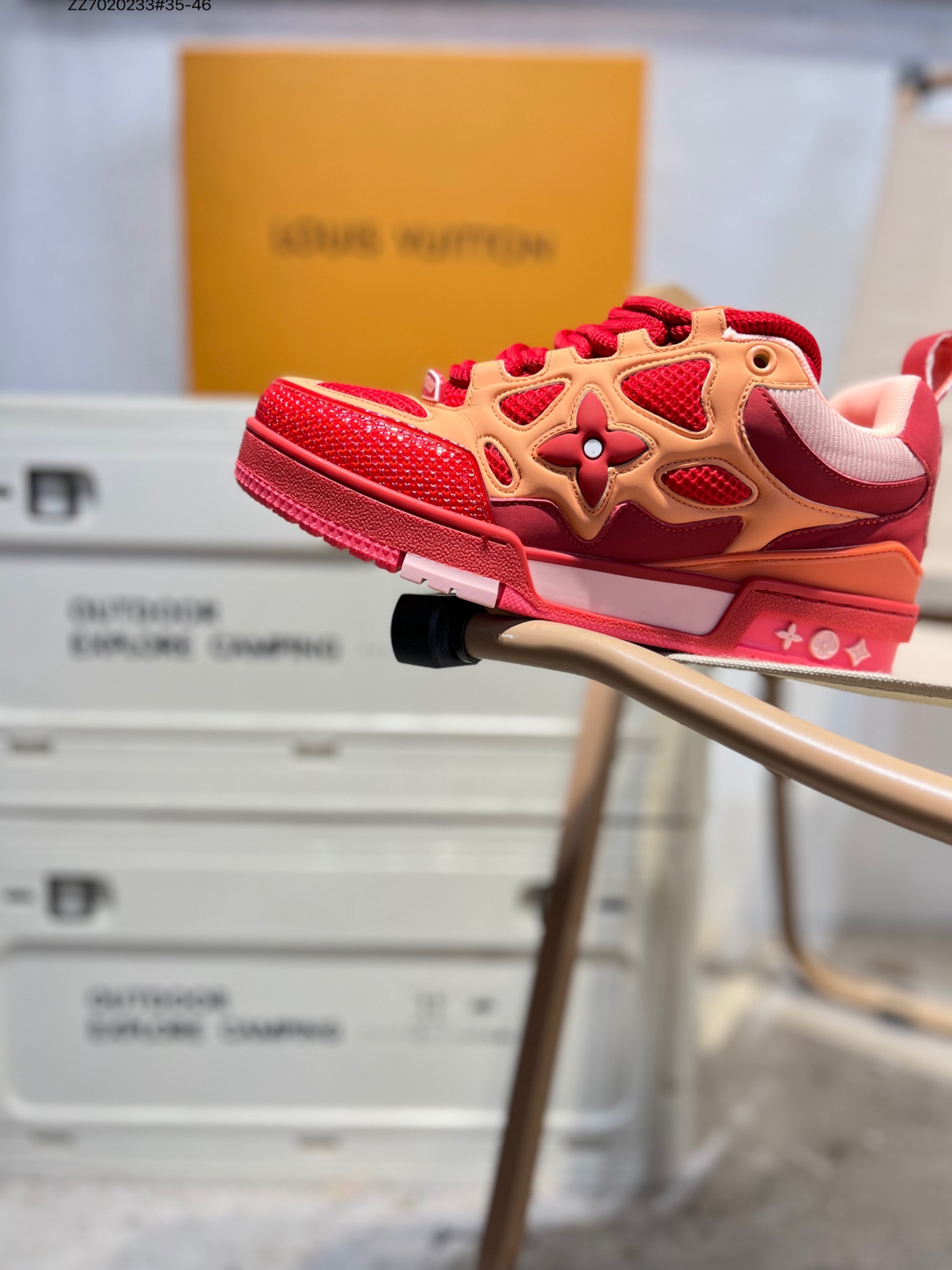 放店💰300
广东原厂# 路易威登/Louis Vuitton LV路易威登板鞋
新款 LV Trainer最新配色运动鞋 L家 篮球鞋风格运动鞋 该鞋由艺术总监 VIRGIL ABLOH设计 垫脚聚米微料加透气英伦网布ZZ7020233#35-46