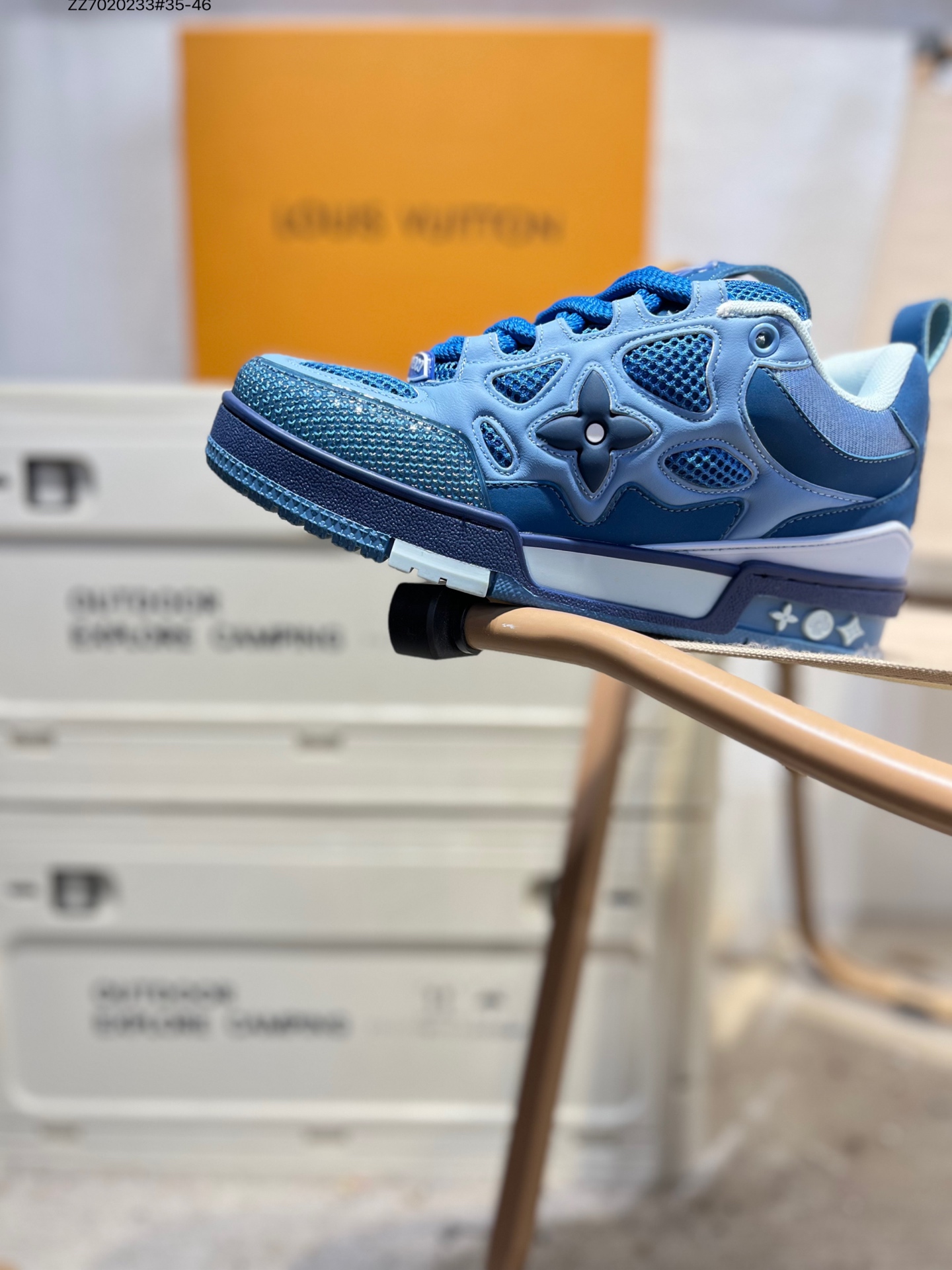 放店💰300
广东原厂# 路易威登/Louis Vuitton LV路易威登板鞋
新款 LV Trainer最新配色运动鞋 L家 篮球鞋风格运动鞋 该鞋由艺术总监 VIRGIL ABLOH设计 垫脚聚米微料加透气英伦网布ZZ7020233#35-46