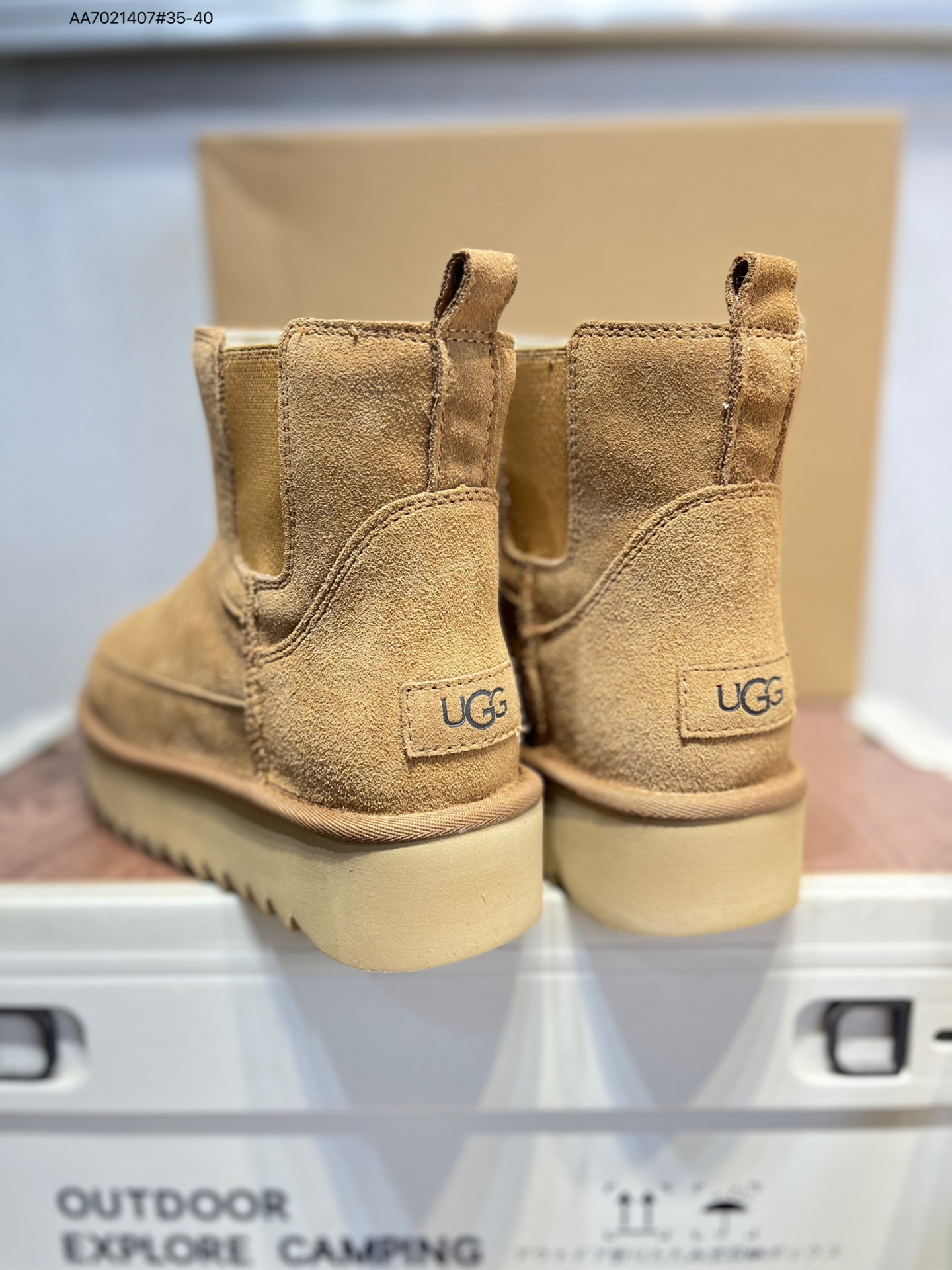 💰260
UGG Mini Bailey Button II 冬季女士雪地靴
外贸平台专供版本 
轻便防滑 真羊皮毛一体
鞋面A级羊皮毛一体 防水防污面
新高弹大底 鞋底前后微有翘度
正品鞋底防滑耐磨 回弹力非常好1158051 AA7021407#35-40