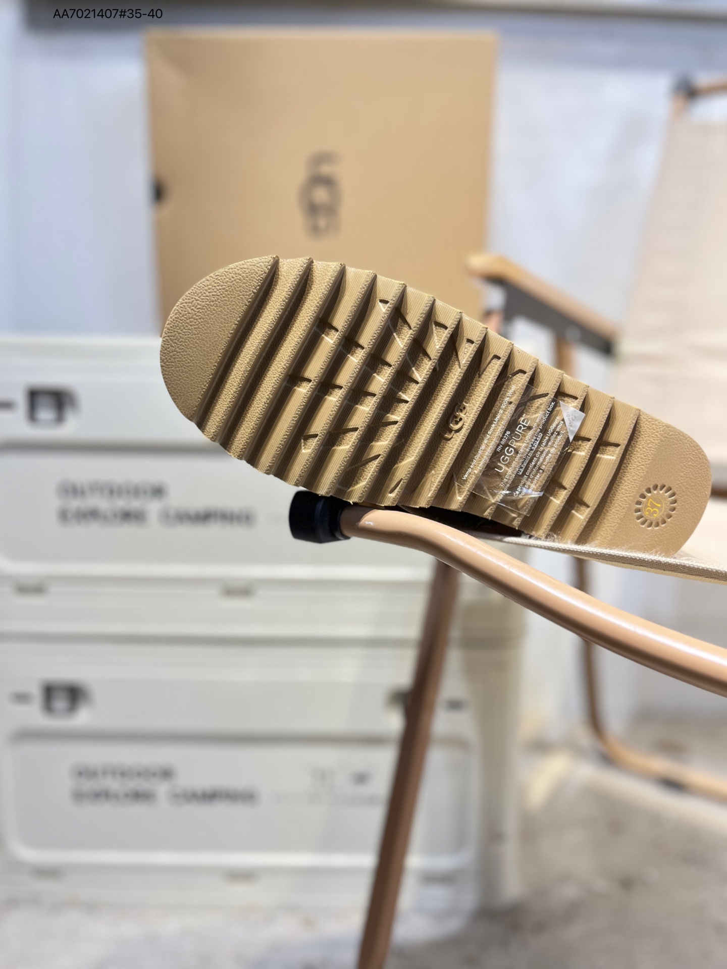 💰260
UGG Mini Bailey Button II 冬季女士雪地靴
外贸平台专供版本 
轻便防滑 真羊皮毛一体
鞋面A级羊皮毛一体 防水防污面
新高弹大底 鞋底前后微有翘度
正品鞋底防滑耐磨 回弹力非常好1158051 AA7021407#35-40