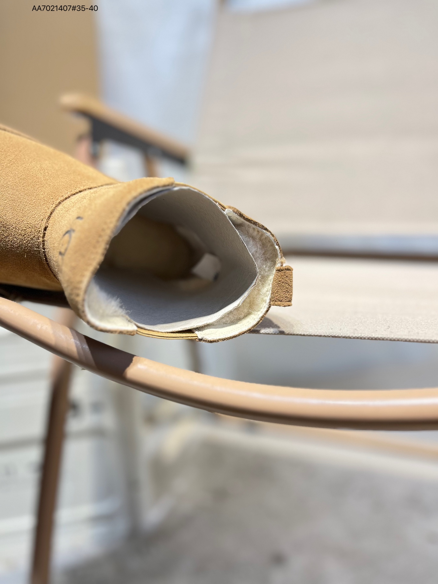 💰260
UGG Mini Bailey Button II 冬季女士雪地靴
外贸平台专供版本 
轻便防滑 真羊皮毛一体
鞋面A级羊皮毛一体 防水防污面
新高弹大底 鞋底前后微有翘度
正品鞋底防滑耐磨 回弹力非常好1158051 AA7021407#35-40