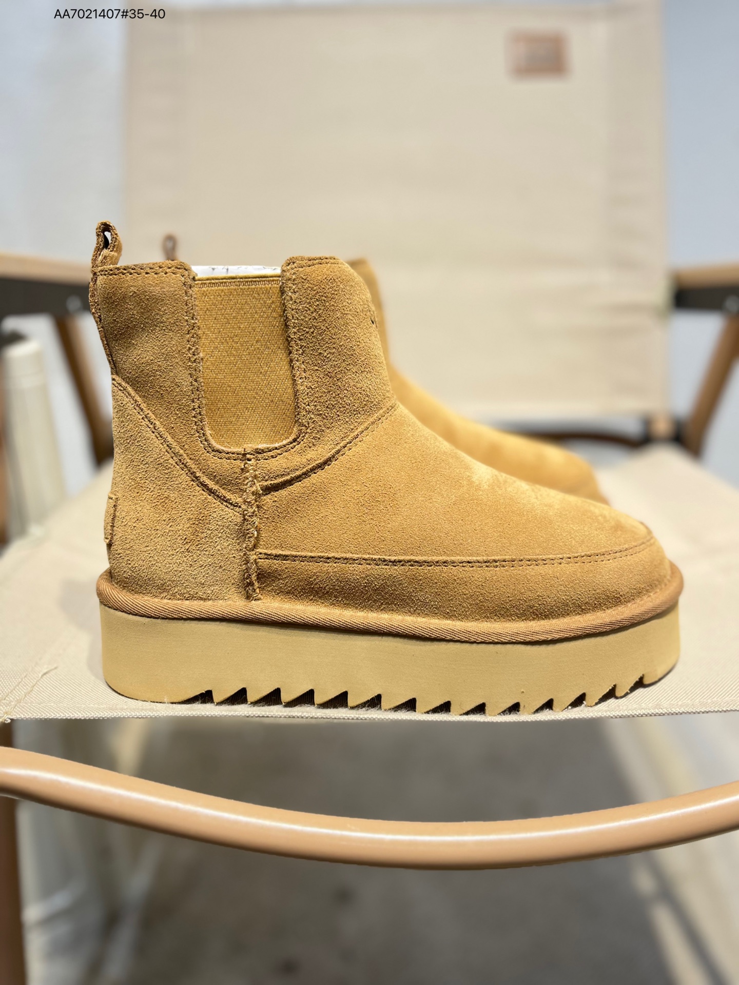 💰260
UGG Mini Bailey Button II 冬季女士雪地靴
外贸平台专供版本 
轻便防滑 真羊皮毛一体
鞋面A级羊皮毛一体 防水防污面
新高弹大底 鞋底前后微有翘度
正品鞋底防滑耐磨 回弹力非常好1158051 AA7021407#35-40