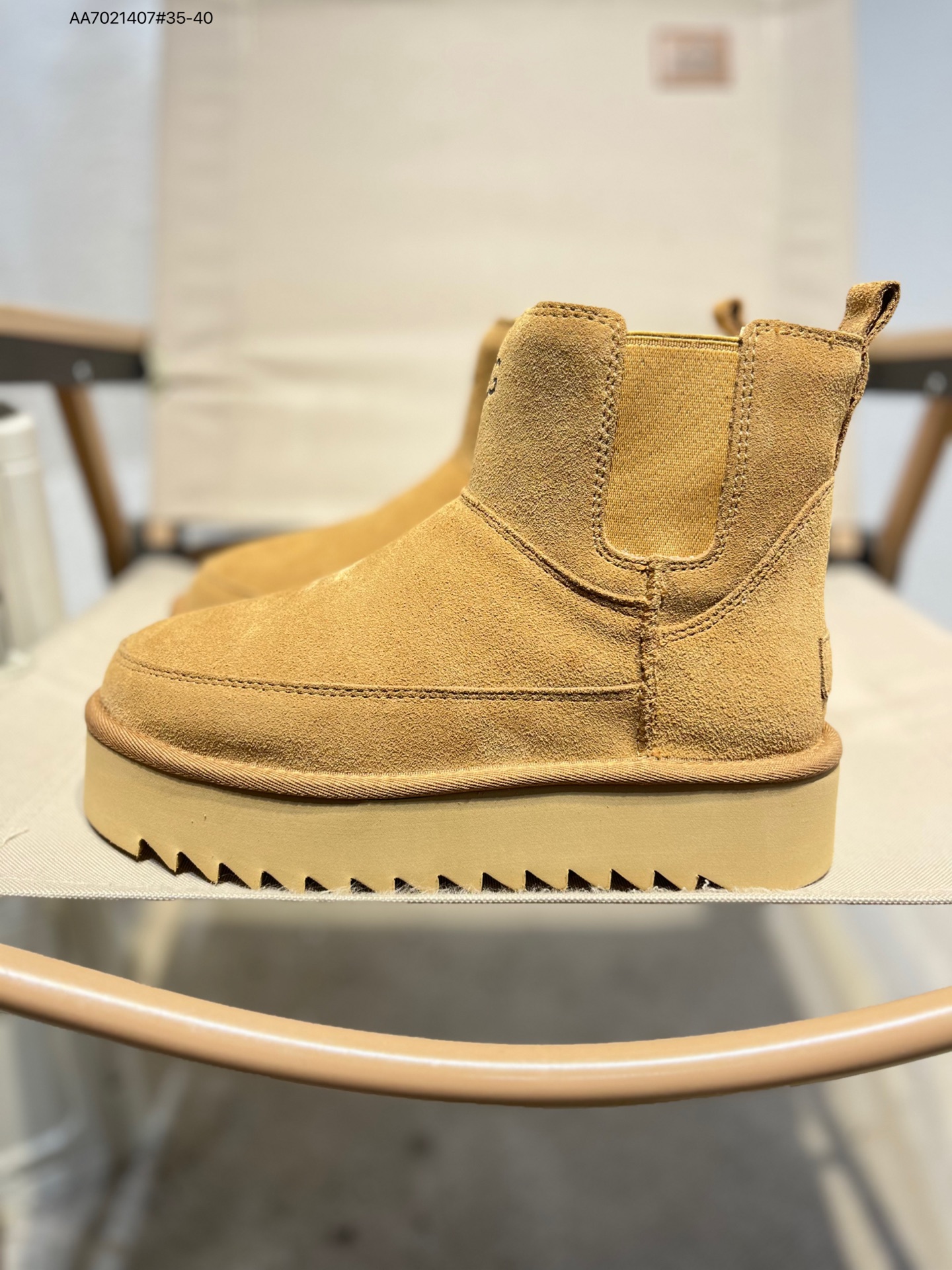 💰260
UGG Mini Bailey Button II 冬季女士雪地靴
外贸平台专供版本 
轻便防滑 真羊皮毛一体
鞋面A级羊皮毛一体 防水防污面
新高弹大底 鞋底前后微有翘度
正品鞋底防滑耐磨 回弹力非常好1158051 AA7021407#35-40