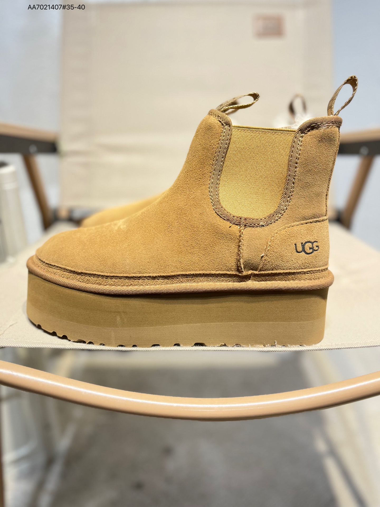 💰260
UGG Mini Bailey Button II 冬季女士雪地靴
外贸平台专供版本 
轻便防滑 真羊皮毛一体
鞋面A级羊皮毛一体 防水防污面
新高弹大底 鞋底前后微有翘度
正品鞋底防滑耐磨 回弹力非常好1158051 AA7021407#35-40
