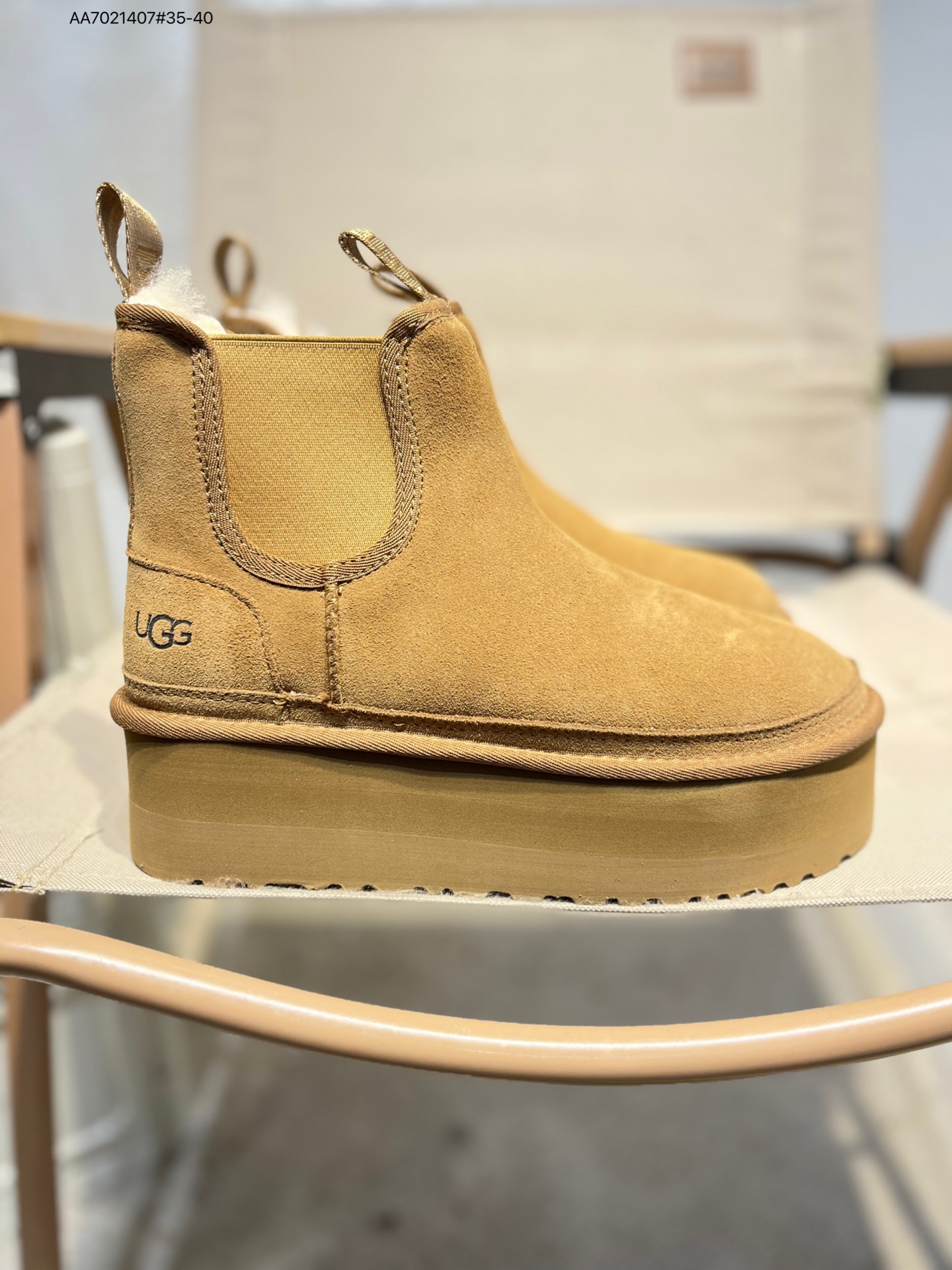💰260
UGG Mini Bailey Button II 冬季女士雪地靴
外贸平台专供版本 
轻便防滑 真羊皮毛一体
鞋面A级羊皮毛一体 防水防污面
新高弹大底 鞋底前后微有翘度
正品鞋底防滑耐磨 回弹力非常好1158051 AA7021407#35-40