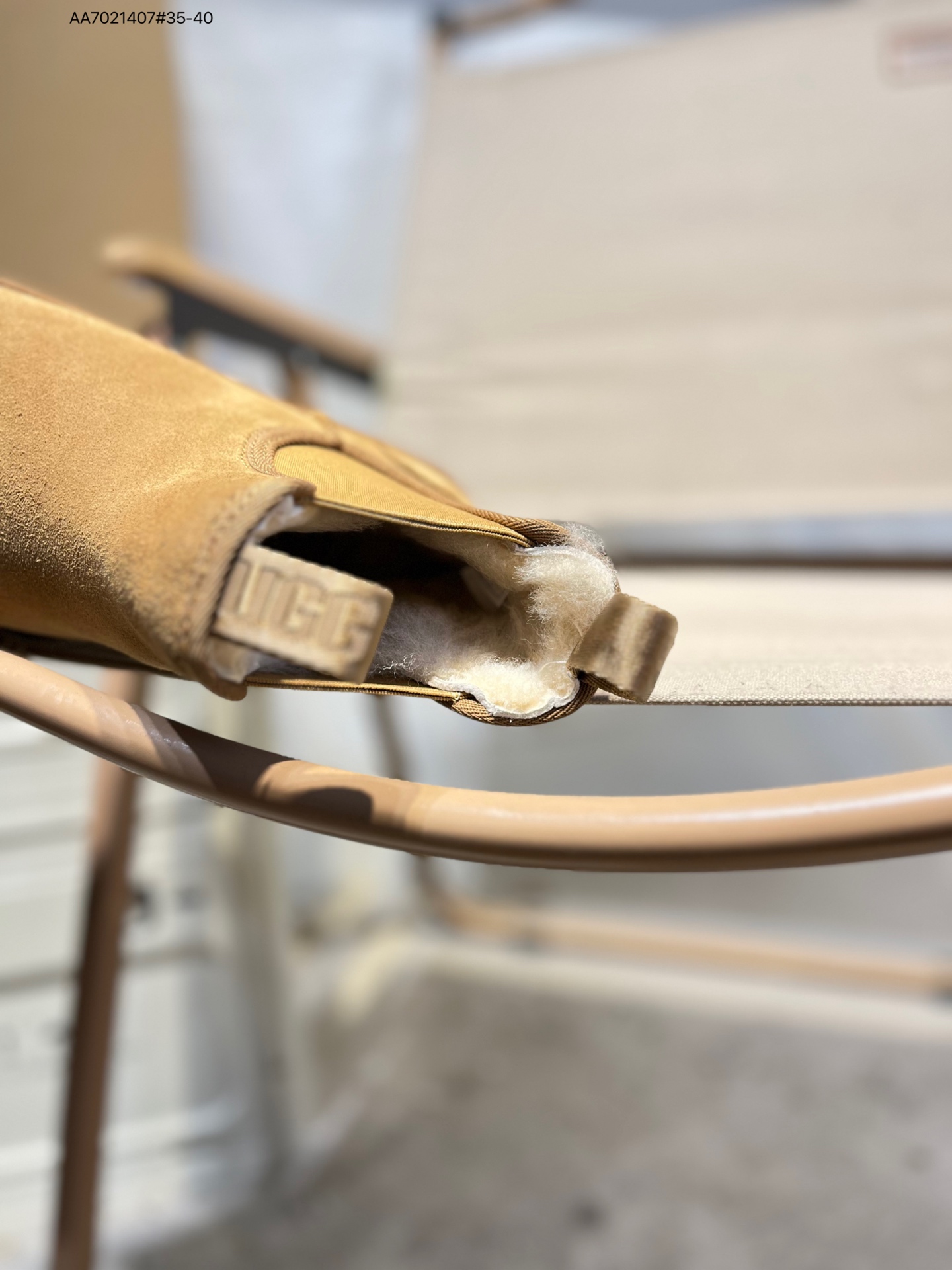 💰260
UGG Mini Bailey Button II 冬季女士雪地靴
外贸平台专供版本 
轻便防滑 真羊皮毛一体
鞋面A级羊皮毛一体 防水防污面
新高弹大底 鞋底前后微有翘度
正品鞋底防滑耐磨 回弹力非常好1158051 AA7021407#35-40