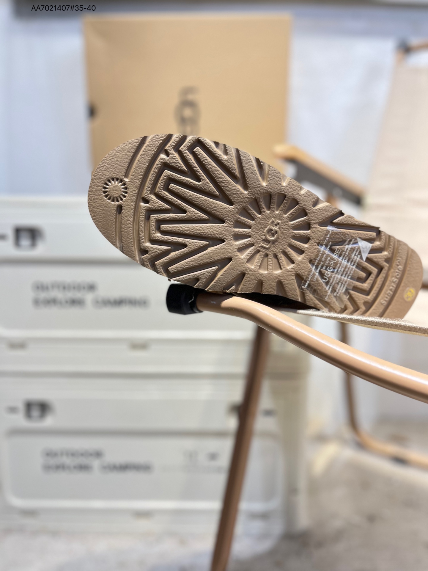 💰260
UGG Mini Bailey Button II 冬季女士雪地靴
外贸平台专供版本 
轻便防滑 真羊皮毛一体
鞋面A级羊皮毛一体 防水防污面
新高弹大底 鞋底前后微有翘度
正品鞋底防滑耐磨 回弹力非常好1158051 AA7021407#35-40