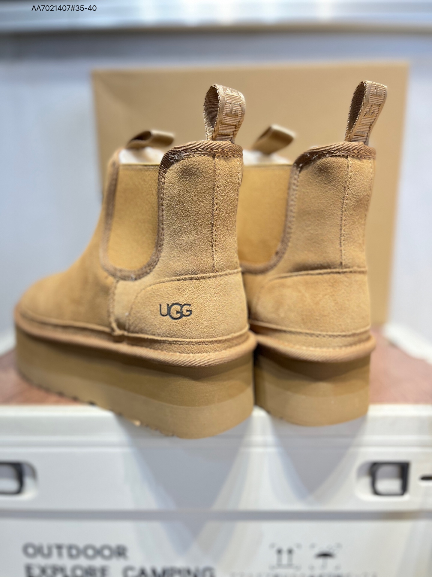 💰260
UGG Mini Bailey Button II 冬季女士雪地靴
外贸平台专供版本 
轻便防滑 真羊皮毛一体
鞋面A级羊皮毛一体 防水防污面
新高弹大底 鞋底前后微有翘度
正品鞋底防滑耐磨 回弹力非常好1158051 AA7021407#35-40