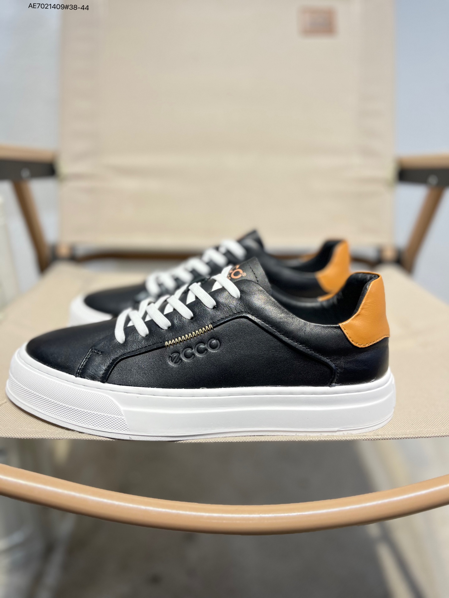 💰310
Ecco爱步男鞋轻便透气舒适耐穿 亲肤吸汗舒适内里
防滑防磨 持久干爽 简约粗绳系带 穿脱更加方便 柔韧防滑大底 鞋底立体凹槽 
凹凸花纹加持 增强防滑减震性能  匠心工艺 经典百搭 制潮每一步 酷感拉满983257 AE7021409#38-44