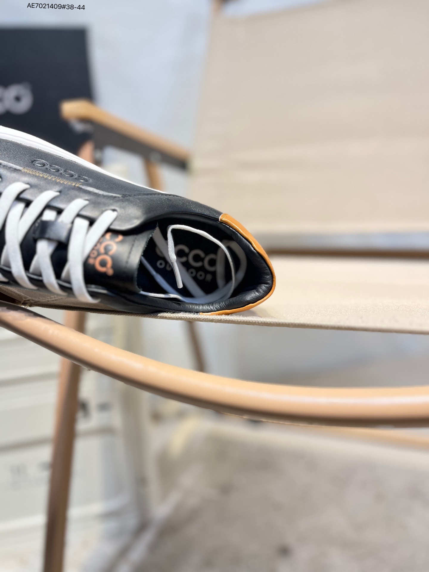 💰310
Ecco爱步男鞋轻便透气舒适耐穿 亲肤吸汗舒适内里
防滑防磨 持久干爽 简约粗绳系带 穿脱更加方便 柔韧防滑大底 鞋底立体凹槽 
凹凸花纹加持 增强防滑减震性能  匠心工艺 经典百搭 制潮每一步 酷感拉满983257 AE7021409#38-44