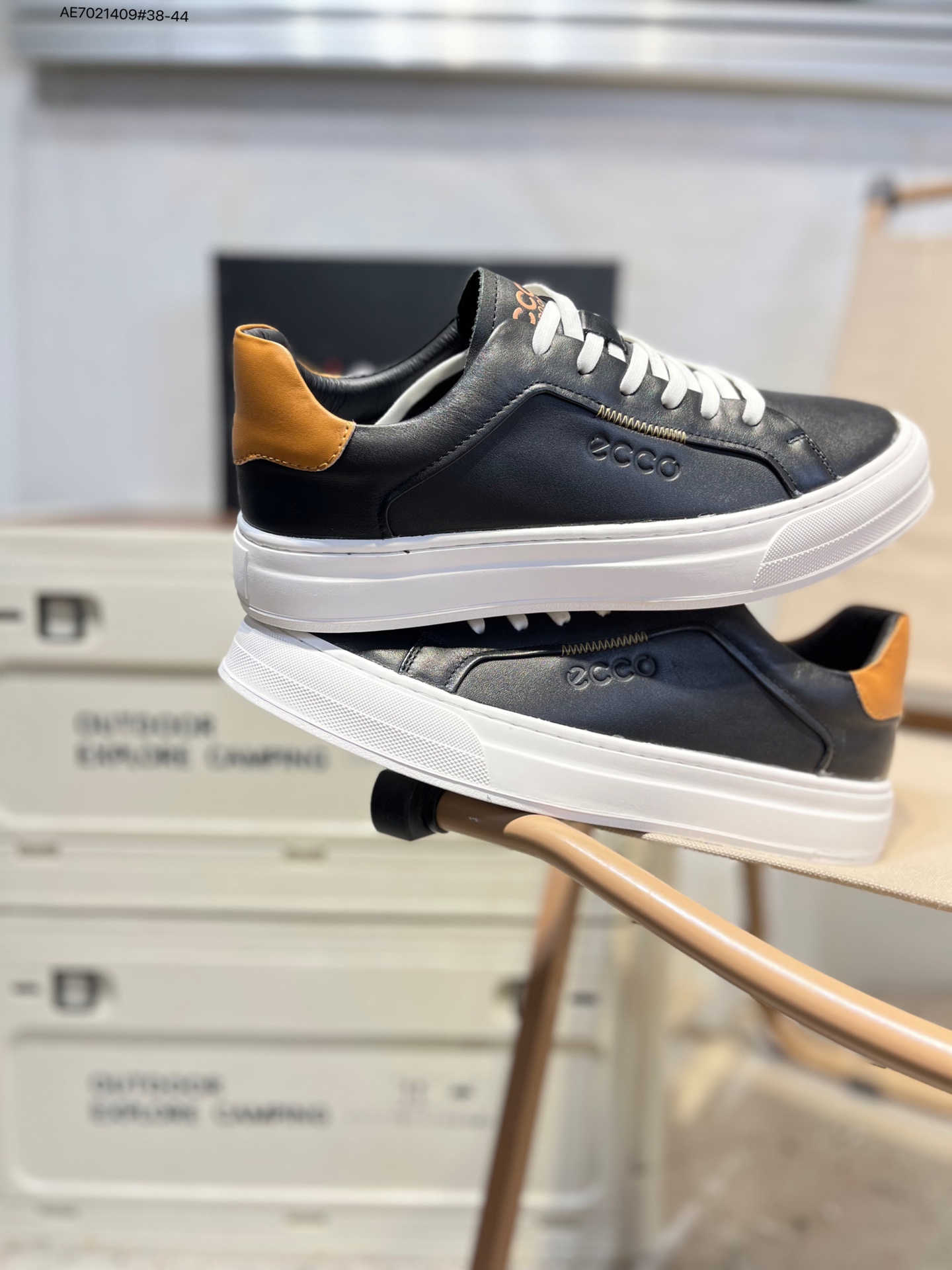 💰310
Ecco爱步男鞋轻便透气舒适耐穿 亲肤吸汗舒适内里
防滑防磨 持久干爽 简约粗绳系带 穿脱更加方便 柔韧防滑大底 鞋底立体凹槽 
凹凸花纹加持 增强防滑减震性能  匠心工艺 经典百搭 制潮每一步 酷感拉满983257 AE7021409#38-44