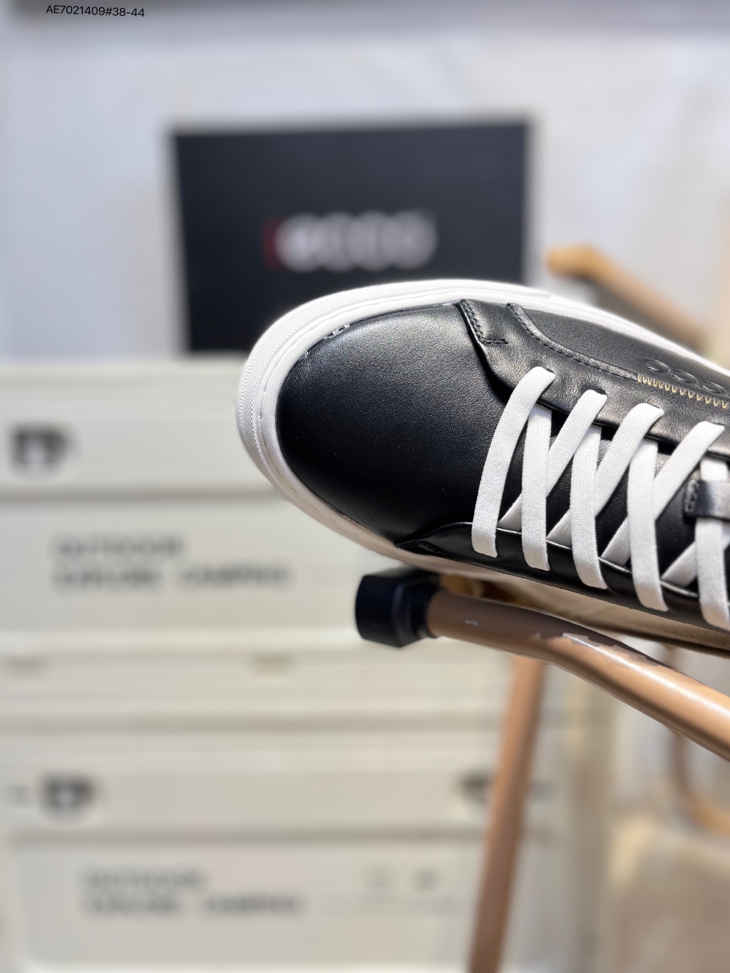 💰310
Ecco爱步男鞋轻便透气舒适耐穿 亲肤吸汗舒适内里
防滑防磨 持久干爽 简约粗绳系带 穿脱更加方便 柔韧防滑大底 鞋底立体凹槽 
凹凸花纹加持 增强防滑减震性能  匠心工艺 经典百搭 制潮每一步 酷感拉满983257 AE7021409#38-44