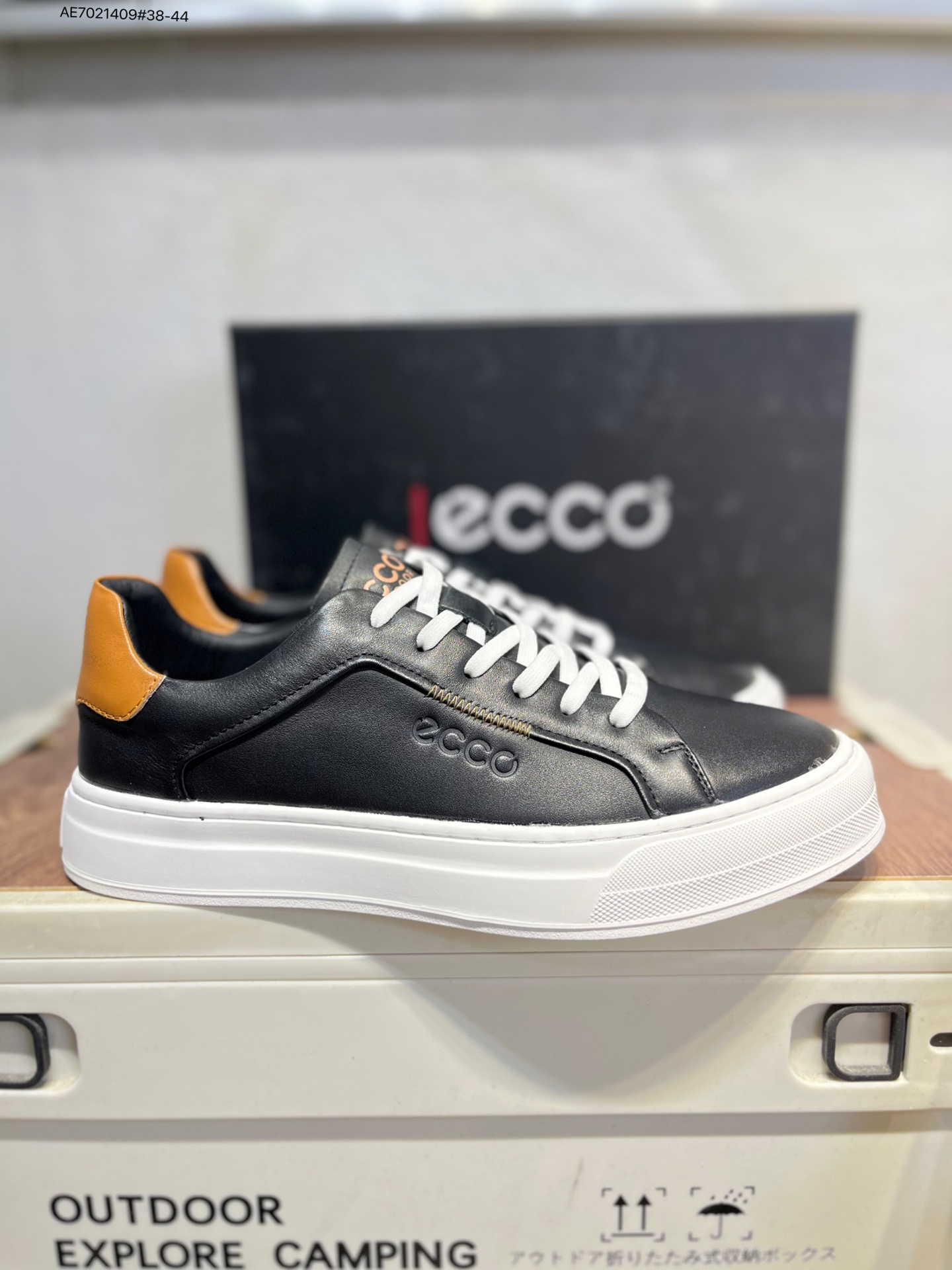 💰310
Ecco爱步男鞋轻便透气舒适耐穿 亲肤吸汗舒适内里
防滑防磨 持久干爽 简约粗绳系带 穿脱更加方便 柔韧防滑大底 鞋底立体凹槽 
凹凸花纹加持 增强防滑减震性能  匠心工艺 经典百搭 制潮每一步 酷感拉满983257 AE7021409#38-44