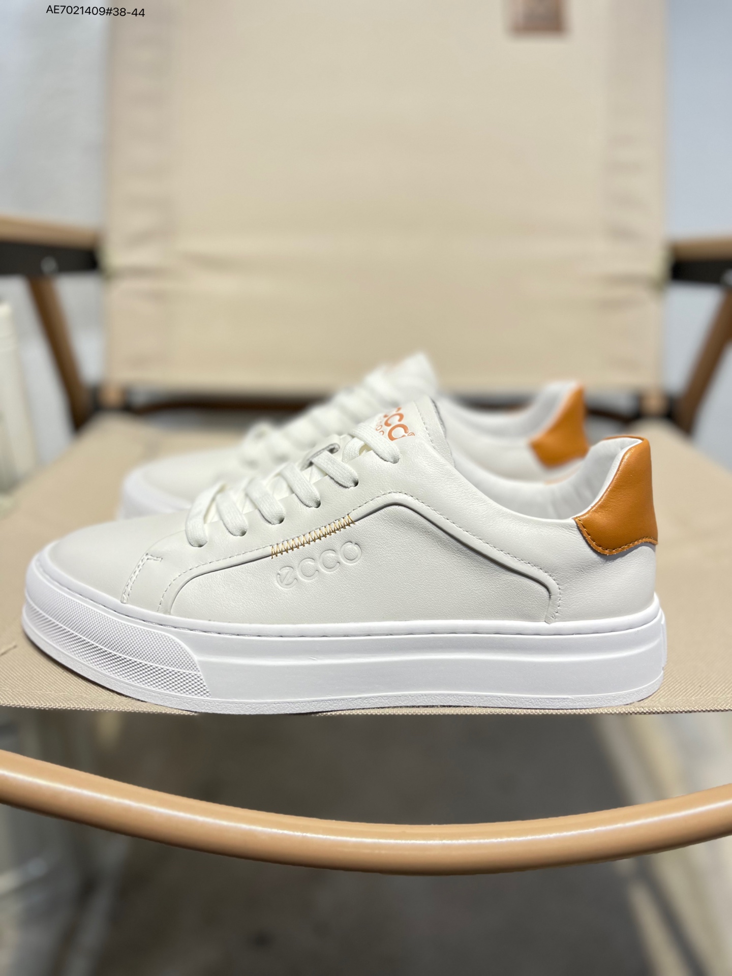 💰310
Ecco爱步男鞋轻便透气舒适耐穿 亲肤吸汗舒适内里
防滑防磨 持久干爽 简约粗绳系带 穿脱更加方便 柔韧防滑大底 鞋底立体凹槽 
凹凸花纹加持 增强防滑减震性能  匠心工艺 经典百搭 制潮每一步 酷感拉满983257 AE7021409#38-44