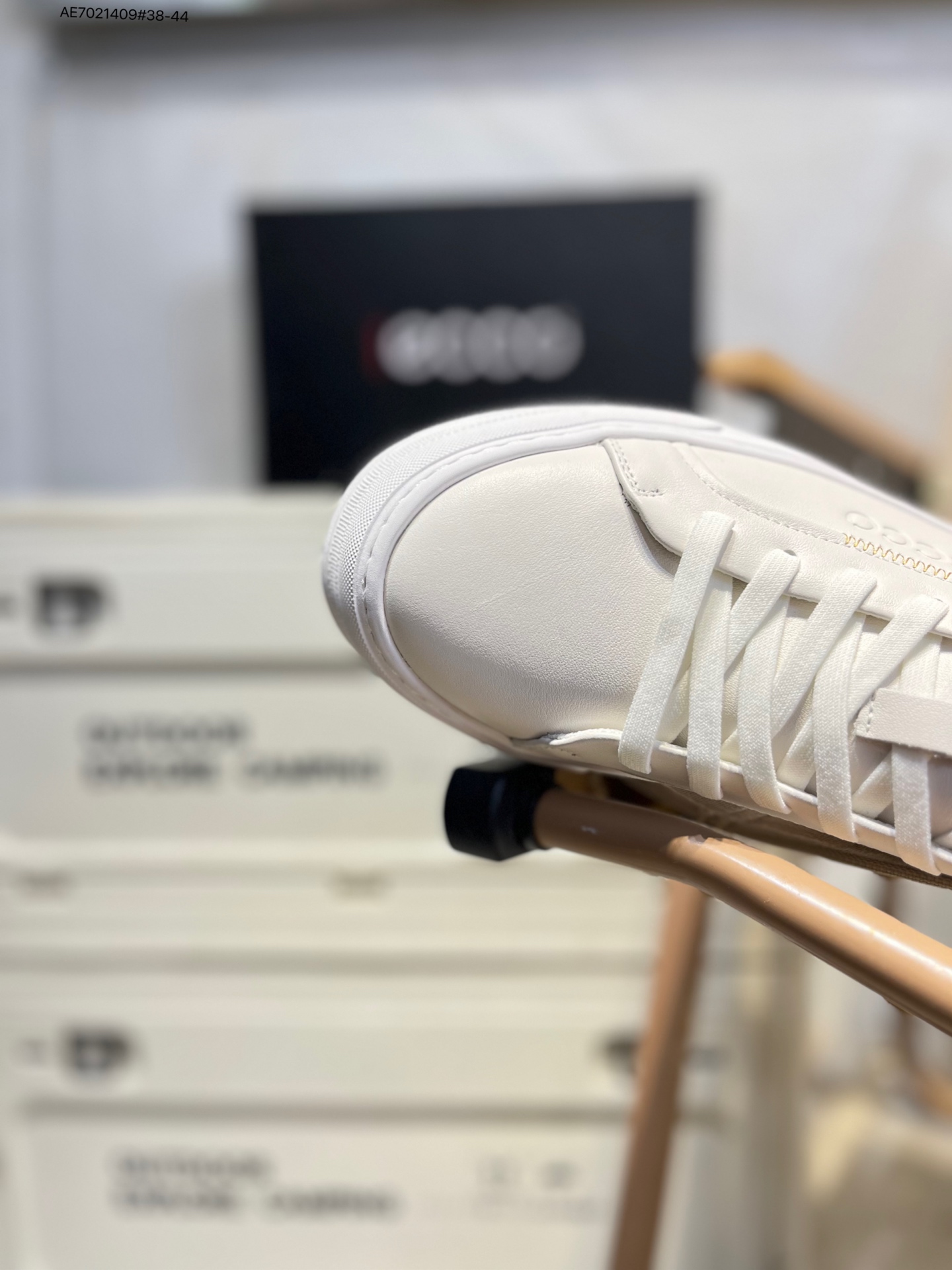 💰310
Ecco爱步男鞋轻便透气舒适耐穿 亲肤吸汗舒适内里
防滑防磨 持久干爽 简约粗绳系带 穿脱更加方便 柔韧防滑大底 鞋底立体凹槽 
凹凸花纹加持 增强防滑减震性能  匠心工艺 经典百搭 制潮每一步 酷感拉满983257 AE7021409#38-44