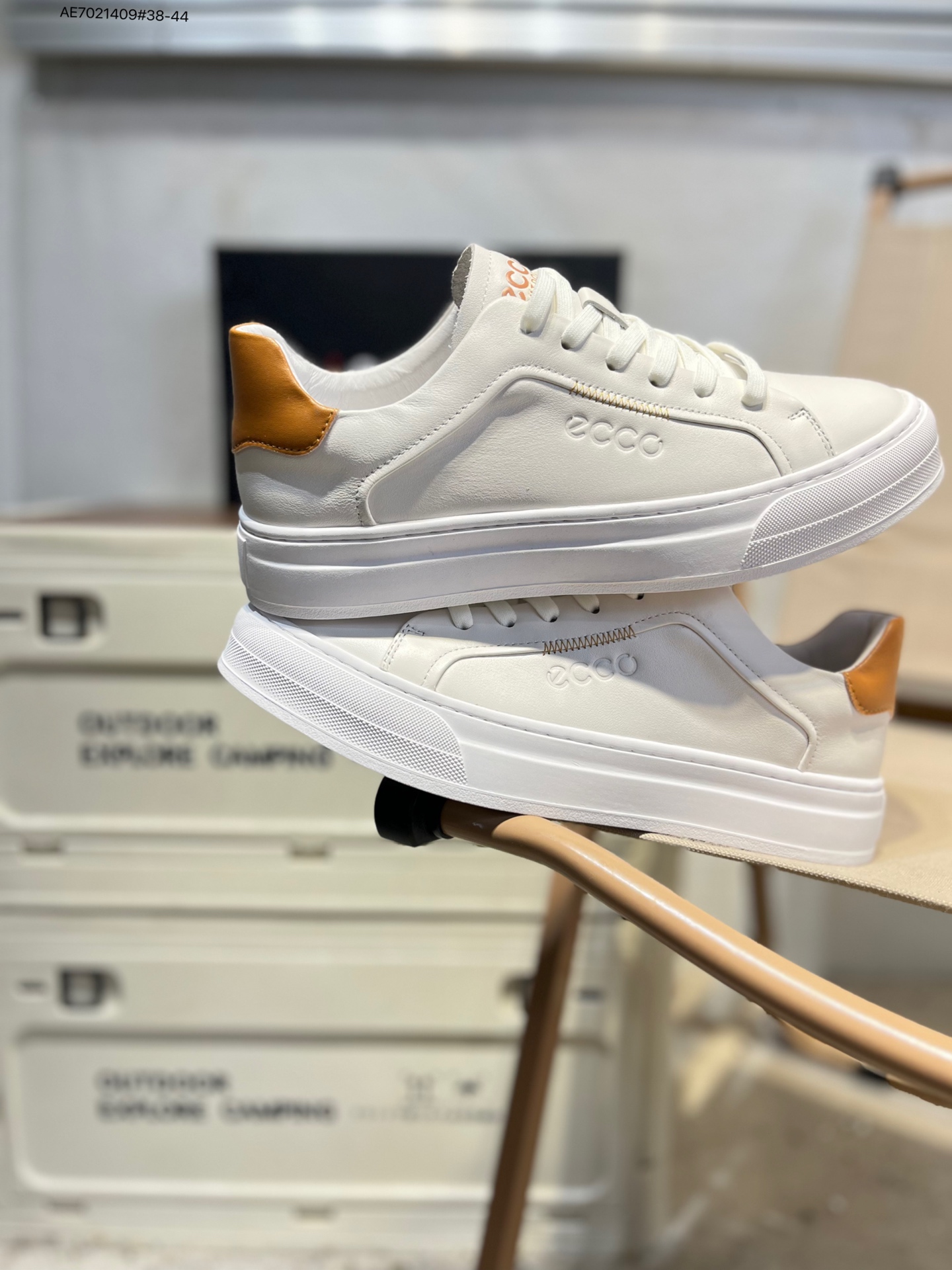 💰310
Ecco爱步男鞋轻便透气舒适耐穿 亲肤吸汗舒适内里
防滑防磨 持久干爽 简约粗绳系带 穿脱更加方便 柔韧防滑大底 鞋底立体凹槽 
凹凸花纹加持 增强防滑减震性能  匠心工艺 经典百搭 制潮每一步 酷感拉满983257 AE7021409#38-44