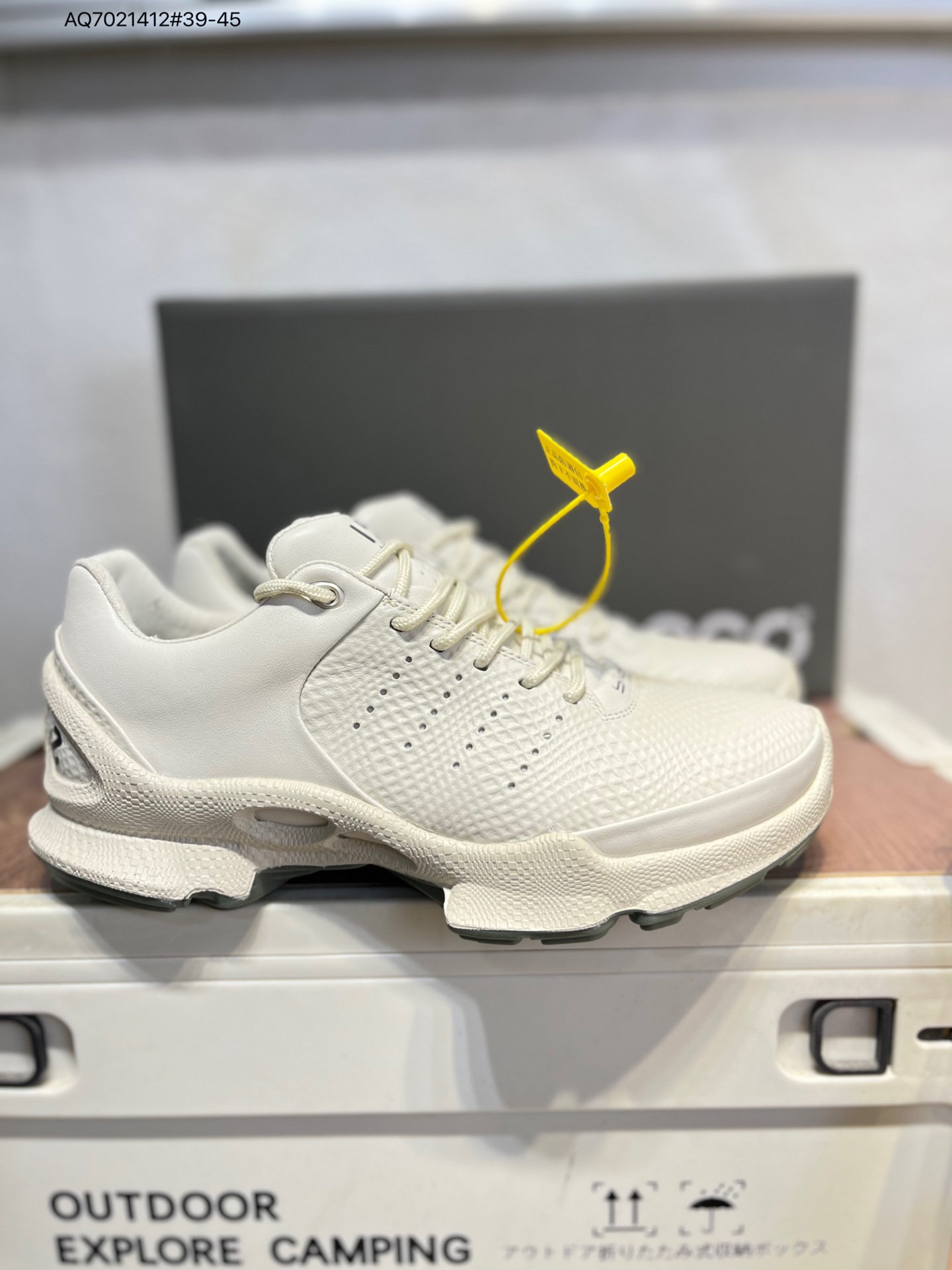 💰250
Ecco爱步 15周年 男鞋轻便透气舒适耐穿 亲肤吸汗舒适内里
防滑防磨 持久干爽 简约粗绳系带 穿脱更加方便 柔韧防滑大底 鞋底立体凹槽 
凹凸花纹加持 增强防滑减震性能  匠心工艺 经典百搭 制潮每一步 酷感拉满800334 AQ7021412#39-45