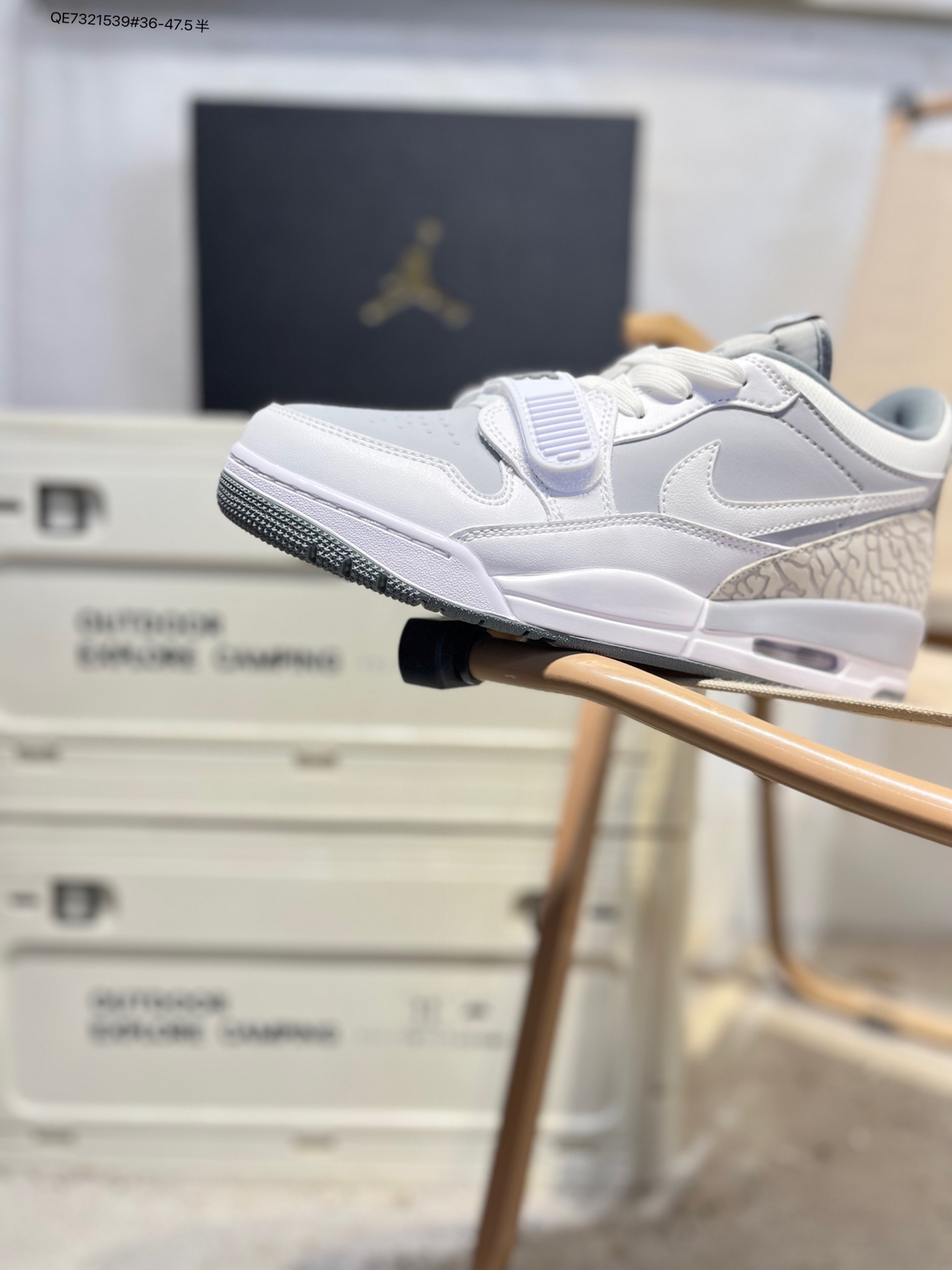 耐克 AJ 乔丹 Air Jordan Legacy 312 低帮运动鞋 AJ312 乔312百搭篮球鞋 酷炫混搭,谁人不爱?Air Jordan Legacy 312 Low 运动鞋将 AJ1、AJ3 和 Nike Air Alpha Force 的经典设计元素巧妙糅合.采用中足固定带、爆裂纹细节等经典元素,旨在致敬迈克尔·乔丹篮球时代.结合优质皮革鞋面和 Nike Air 缓震配置,开启传奇时代.Wings 标志和整体设计借鉴自 AJ1,爆裂纹旨在向 AJ3 致敬,中足固定带设计汲取自 Nike Air Alpha Force,提供出色支撑力,后跟搭载可视 Nike Air 缓震配置,塑就出众外观CD7069 QE7321539#36-47.5半