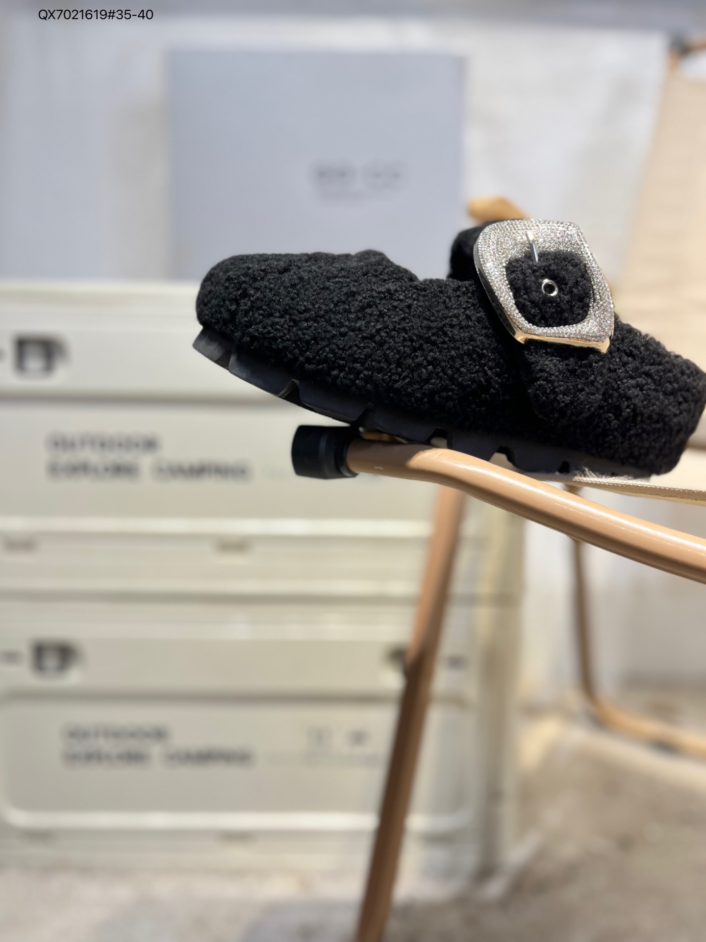 放店💰150
🈴️【周也同款】GG-CC 【洛克甜庄】
法式甜美芭蕾舞 毛毛包头拖鞋 女
融雪一般的暖甜毛绒结合精雅镶钻扣饰
楦面开口设计更是悄然盛开一抹娇羞诗意
暖绒羊羔毛 保暖轻巧 精奢温婉
软糯羊羔毛皮垫脚 细腻亲肤 倍感温暖
3.5CM跟高 轻松畅走 松弛从容
#推荐冬天羊羔毛拖鞋 
#冬日必入毛毛拖鞋 #GGCC G25Y1924C QX7021619#35-40