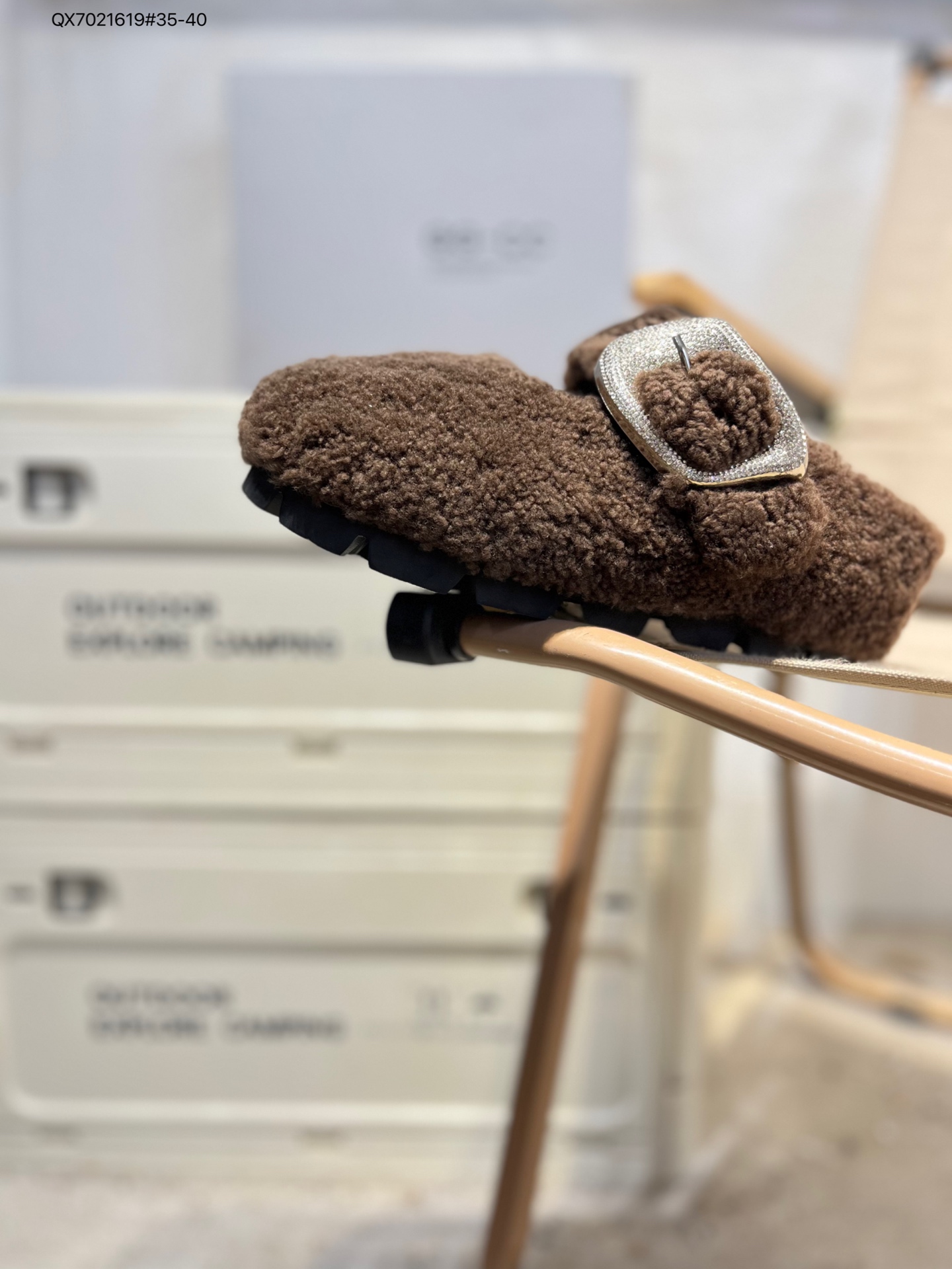 放店💰150
【周也同款】GG-CC 【洛克甜庄】
法式甜美芭蕾舞 毛毛包头拖鞋 女
融雪一般的暖甜毛绒结合精雅镶钻扣饰
楦面开口设计更是悄然盛开一抹娇羞诗意
暖绒羊羔毛 保暖轻巧 精奢温婉
软糯羊羔毛皮垫脚 细腻亲肤 倍感温暖
3.5CM跟高 轻松畅走 松弛从容
#推荐冬天羊羔毛拖鞋 
#冬日必入毛毛拖鞋 #GGCC G25Y1924C QX7021619#35-40