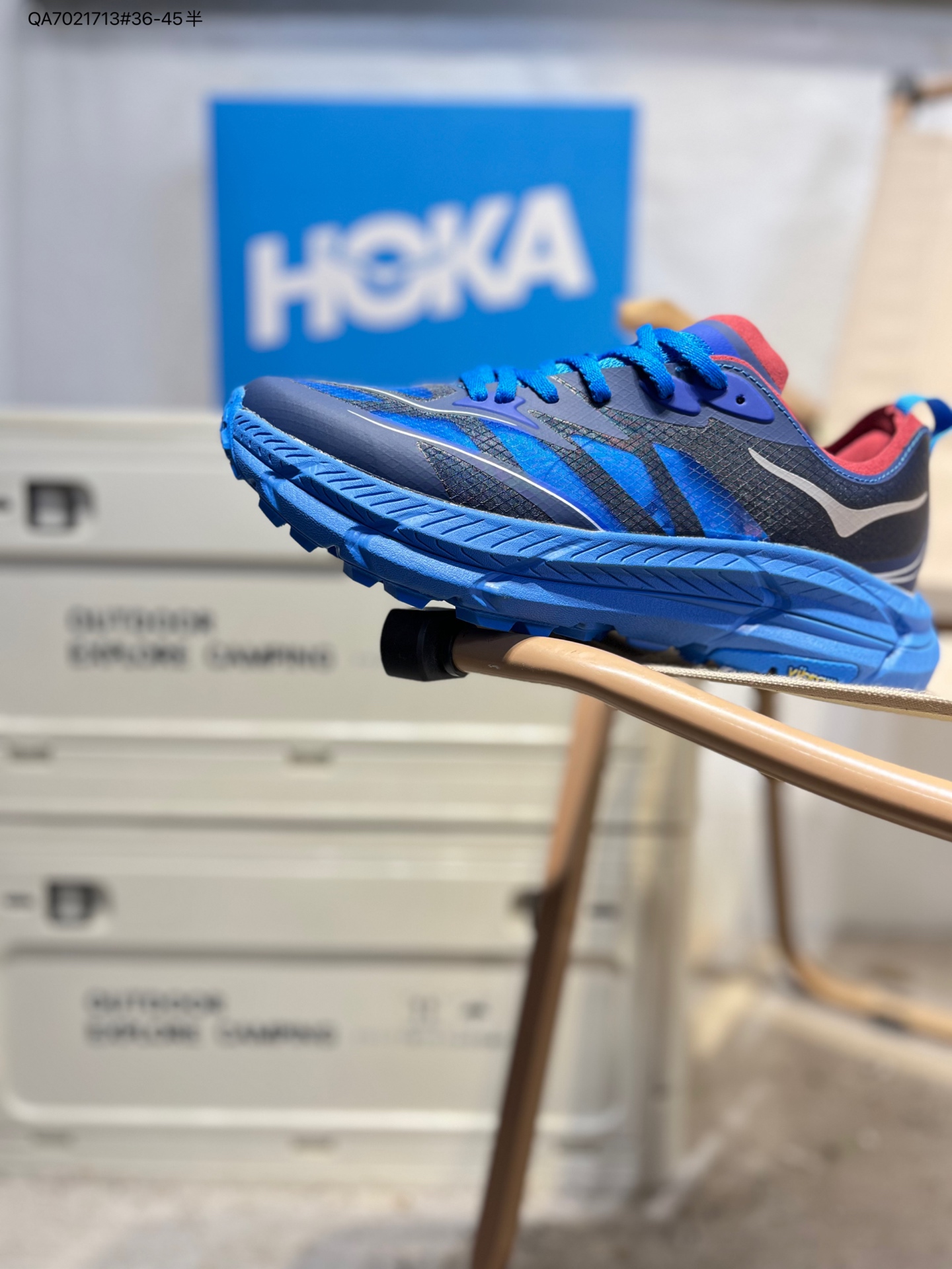 放店💰110
HOKA ONE ONE 男女克利夫顿LS运动休闲鞋CliftonLS SatisfyRunning 德克斯户外用品旗下HOKA ONE ONE®品牌携手法国时尚专业运动品牌SATISFY®，为全球跑者奉上一场跑鞋盛宴。HOKA x SATISFY Clifton LS，不仅是一双专业性能的奔跑鞋，更是时尚与功能完美融合的典范。这双鞋具有独特的网眼设计、半透明热熔印花和反光模压鞋头等时尚元素，同时也具备耐磨橡胶外底等性能升级，是跑者们的理想选择。此次合作是HOKA和SATISFY品牌合鸣的重要一步，将突破专业运动和时尚生活的界限，引领跑步文化的发展。
货号：1168971 QA7021713#36-45半