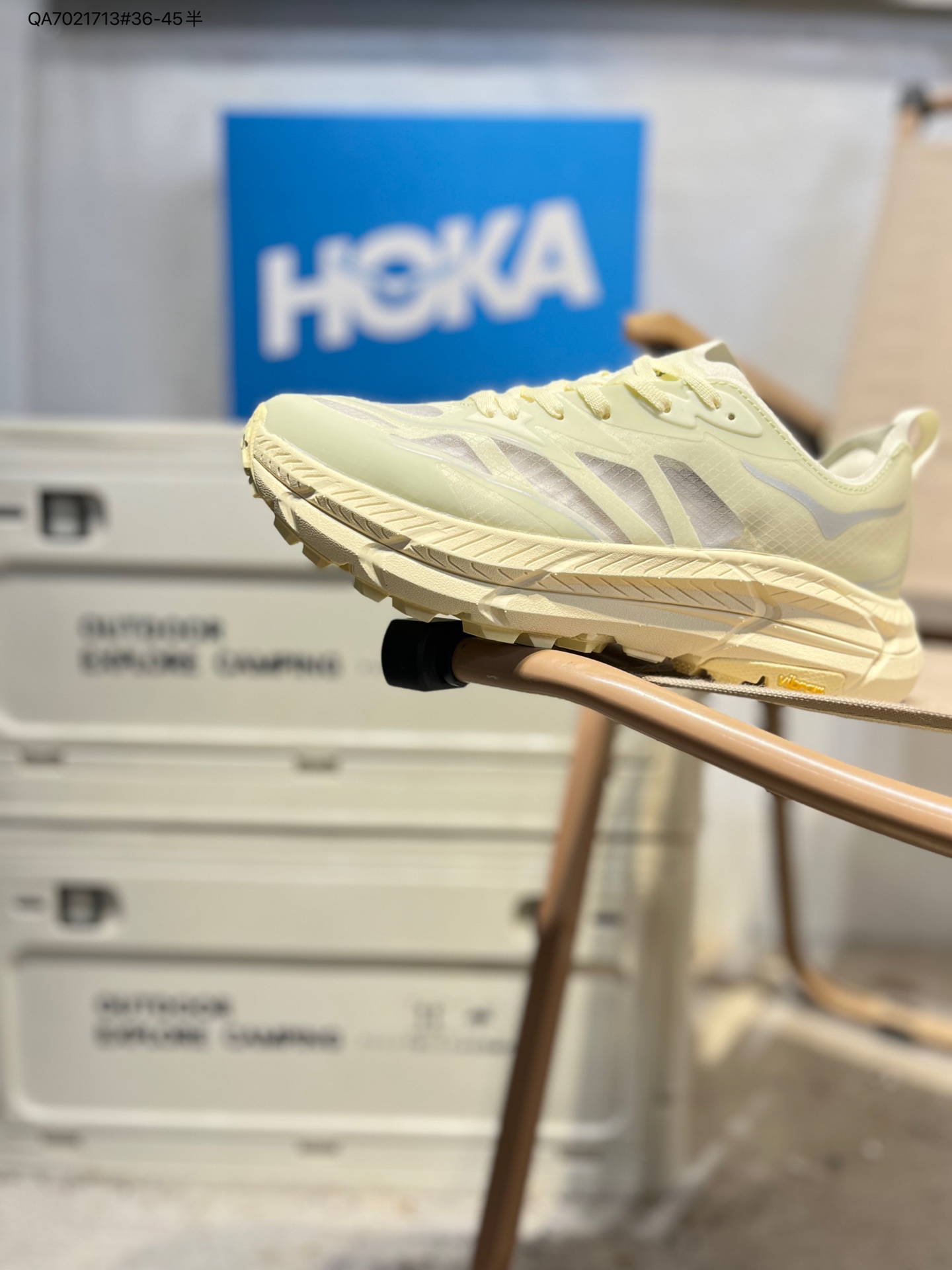 放店💰110
HOKA ONE ONE 男女克利夫顿LS运动休闲鞋CliftonLS SatisfyRunning 德克斯户外用品旗下HOKA ONE ONE®品牌携手法国时尚专业运动品牌SATISFY®，为全球跑者奉上一场跑鞋盛宴。HOKA x SATISFY Clifton LS，不仅是一双专业性能的奔跑鞋，更是时尚与功能完美融合的典范。这双鞋具有独特的网眼设计、半透明热熔印花和反光模压鞋头等时尚元素，同时也具备耐磨橡胶外底等性能升级，是跑者们的理想选择。此次合作是HOKA和SATISFY品牌合鸣的重要一步，将突破专业运动和时尚生活的界限，引领跑步文化的发展。
货号：1168971 QA7021713#36-45半