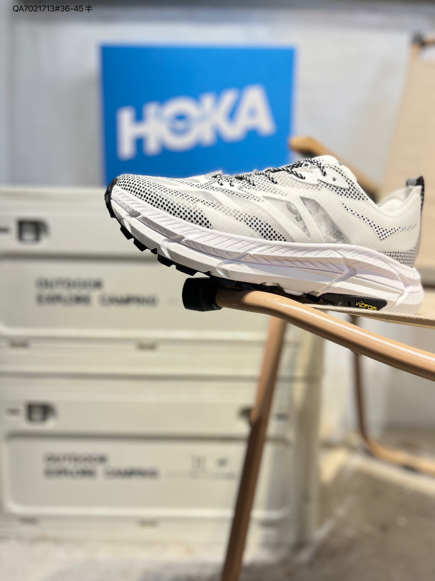 放店💰110
HOKA ONE ONE 男女克利夫顿LS运动休闲鞋CliftonLS SatisfyRunning 德克斯户外用品旗下HOKA ONE ONE®品牌携手法国时尚专业运动品牌SATISFY®，为全球跑者奉上一场跑鞋盛宴。HOKA x SATISFY Clifton LS，不仅是一双专业性能的奔跑鞋，更是时尚与功能完美融合的典范。这双鞋具有独特的网眼设计、半透明热熔印花和反光模压鞋头等时尚元素，同时也具备耐磨橡胶外底等性能升级，是跑者们的理想选择。此次合作是HOKA和SATISFY品牌合鸣的重要一步，将突破专业运动和时尚生活的界限，引领跑步文化的发展。
货号：1168971 QA7021713#36-45半