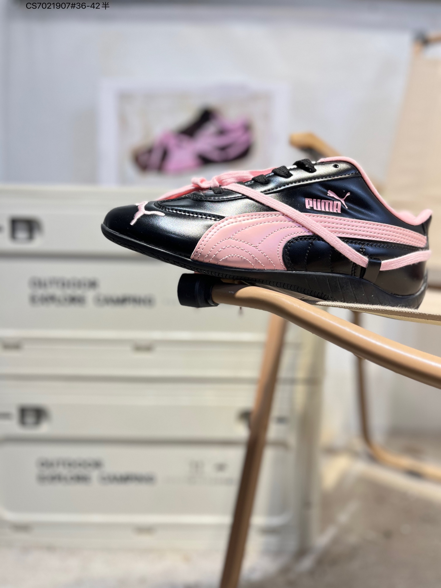 放店💰90
🈴️Rose x PUMA彪马 Speedcat 系列 联名款 赛车 德训双鞋带 绑带休闲运动低帮板鞋 以趣味十足又前卫复古的设计引领潮流 将赛道精神融入街头时尚 开启前卫竞速之旅 主打前卫复古风 Roma鞋款的鞋侧以复古的流线造型 缀以宝马经典Logo 巧妙吸睛 而Speedcat鞋款以亮眼三色条纹元素缀以舒适鞋面 赋予了独特的个性美学 演绎赛车的无尽能量404390 CS7021907#