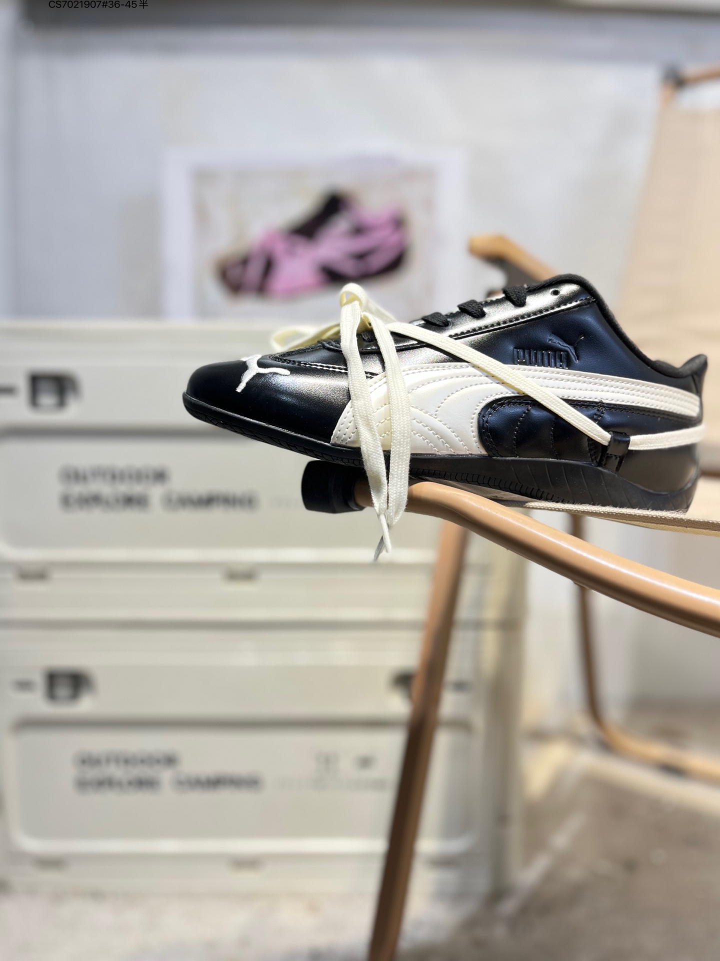 放店💰90
Rose x PUMA彪马 Speedcat 系列 联名款 赛车 德训双鞋带 绑带休闲运动低帮板鞋 以趣味十足又前卫复古的设计引领潮流 将赛道精神融入街头时尚 开启前卫竞速之旅 主打前卫复古风 Roma鞋款的鞋侧以复古的流线造型 缀以宝马经典Logo 巧妙吸睛 而Speedcat鞋款以亮眼三色条纹元素缀以舒适鞋面 赋予了独特的个性美学 演绎赛车的无尽能量404390 CS7021907#36-45半