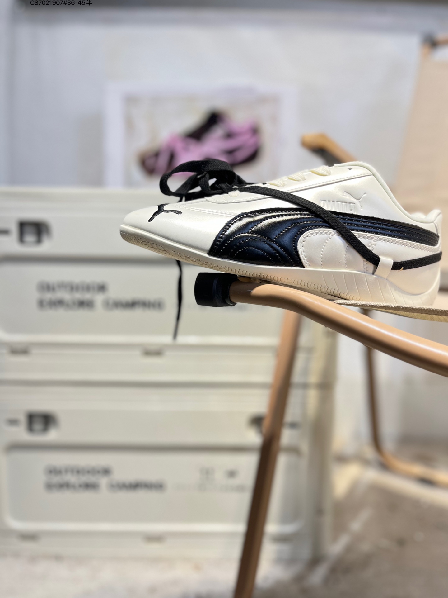 放店💰90
Rose x PUMA彪马 Speedcat 系列 联名款 赛车 德训双鞋带 绑带休闲运动低帮板鞋 以趣味十足又前卫复古的设计引领潮流 将赛道精神融入街头时尚 开启前卫竞速之旅 主打前卫复古风 Roma鞋款的鞋侧以复古的流线造型 缀以宝马经典Logo 巧妙吸睛 而Speedcat鞋款以亮眼三色条纹元素缀以舒适鞋面 赋予了独特的个性美学 演绎赛车的无尽能量404390 CS7021907#36-45半