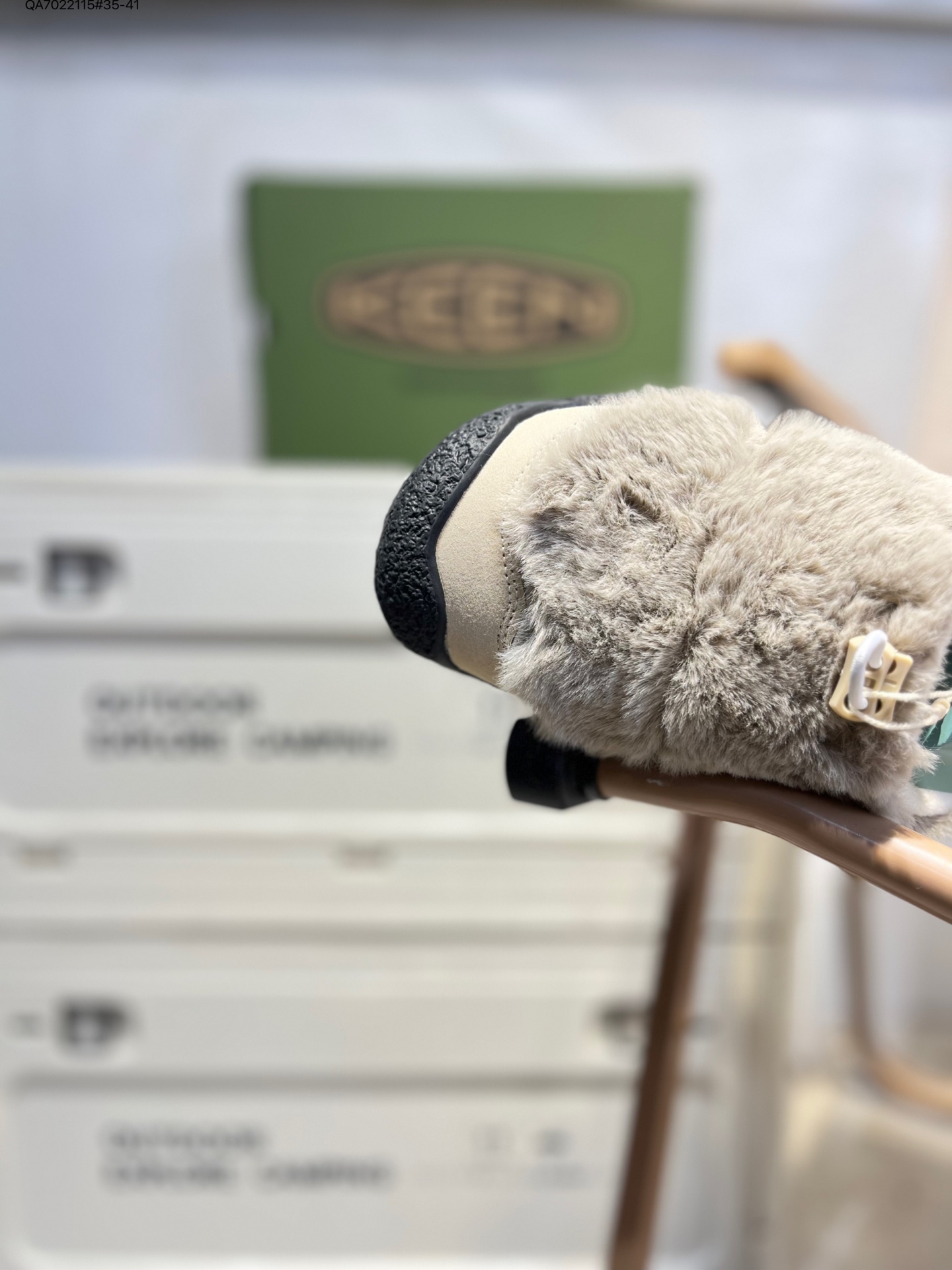 放店💰110
KEEN科恩 Howser 3 Slide 保暖舒适 户外日常 厚底一脚蹬 防滑耐磨 低帮休闲鞋
鞋面采用再生织物 原创版型 标志性的设计
弹力鞋带锁定系统 方便穿脱 无痕橡胶外底
舒适的一脚蹬设计 由原来的家居混合鞋再次更新 前掌宽敞的空间 让脚趾伸展造型简约外形时尚 方便穿脱可户内户外任意穿梭1022258 QA7022115#35-41