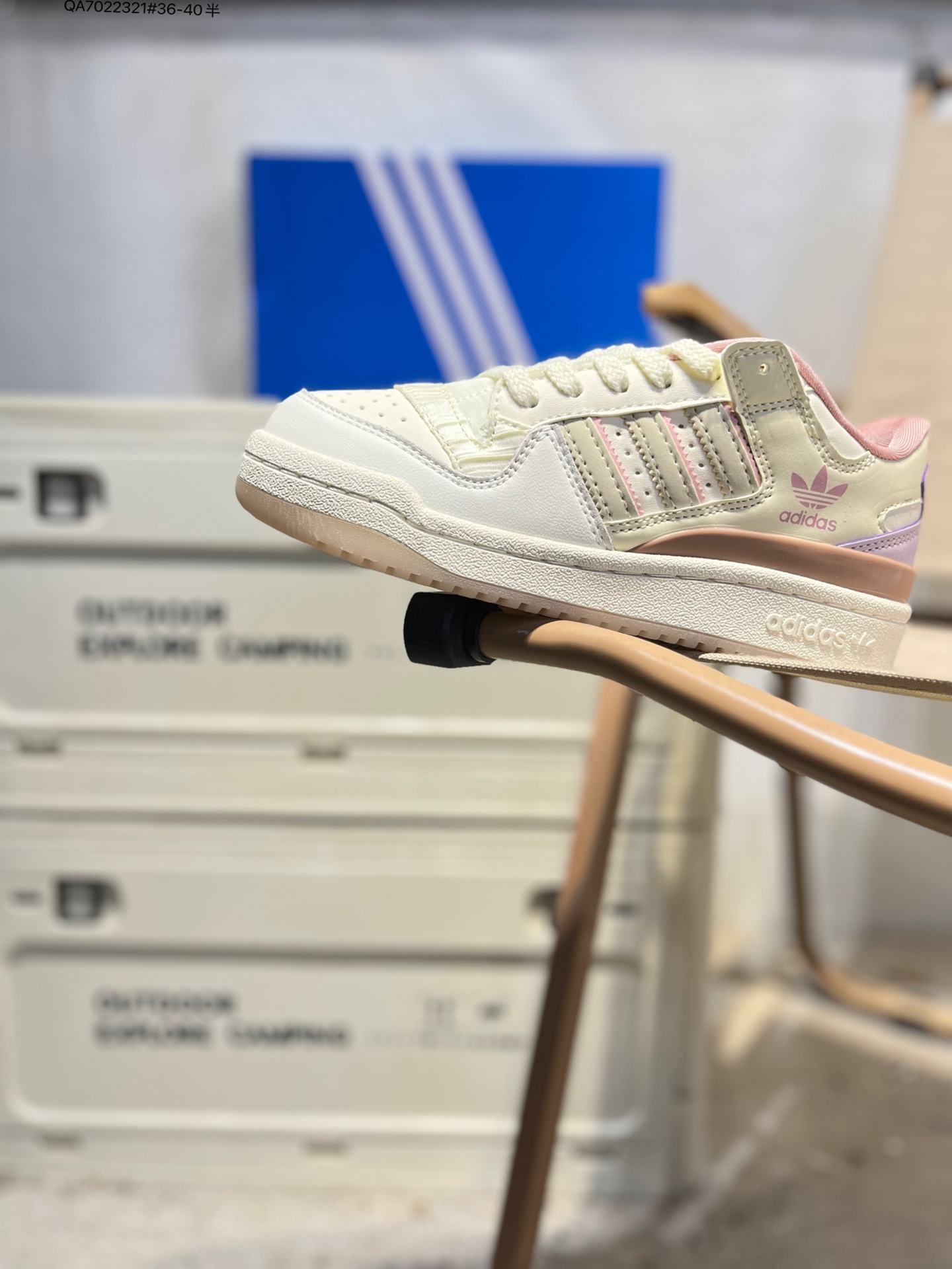 ADIDAS 阿迪达斯罗马系列 FORUM 84 LOW SHOES 饰有摩登细节的Forum 经典板鞋运动鞋休闲篮球运动鞋.当adidas Forum篮球鞋初次登上球场时,未来的影响力无从知晓,但世人很快便开始领略它的风采.自1984年起,Forum致力于在篮球场外不断改变游戏规则,触及文化疆域的诸多角落.这款adidas Forum 84 Low经典鞋,采用经典低帮设计、撞色设计,致敬经典款式.皮革+织物鞋面,穿着舒适.• 系带设计• 常规版型• 牛皮革鞋面• 合成衬里• 橡胶外底.JQ6702 QA7022321#36-40半