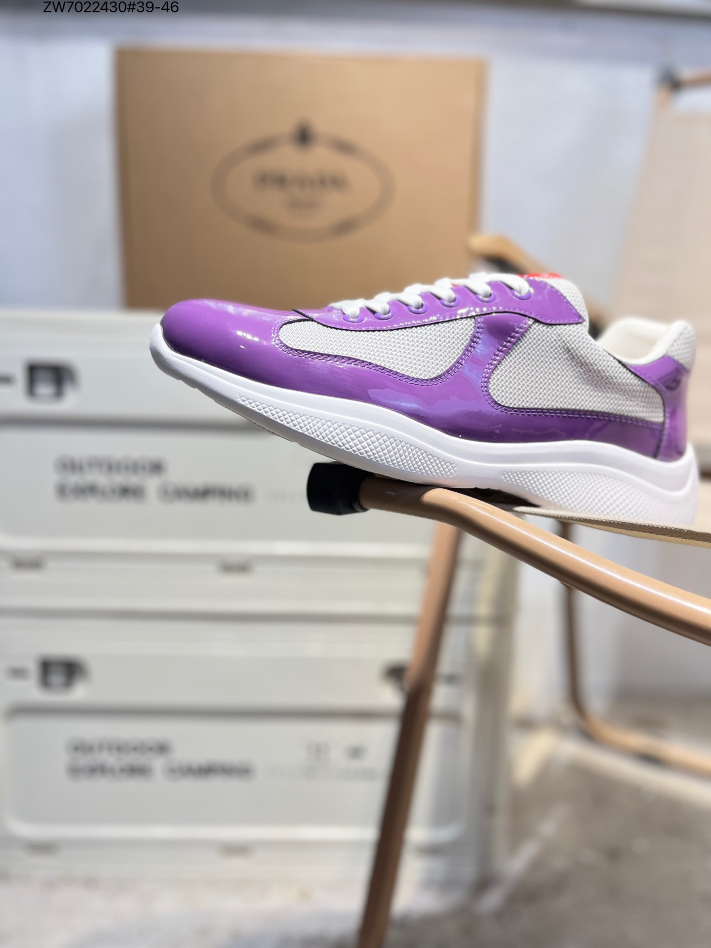 放店💰320
高端品质 官网经典爆款上市 百年不过时 潮牌
(普拉达PRADA)主推爆款 前卫百搭时尚男鞋私版开模 牛皮面拼接 油边处理 时尚干脆 原版进口牛皮内里牛皮垫脚大气个性更潮更抢眼更追求档次,它将颠覆旧念 与您共度时尚潮人必备 必自留 高端舒适改色大低 高端品质做工 3E6418 ZW7022430#39-46