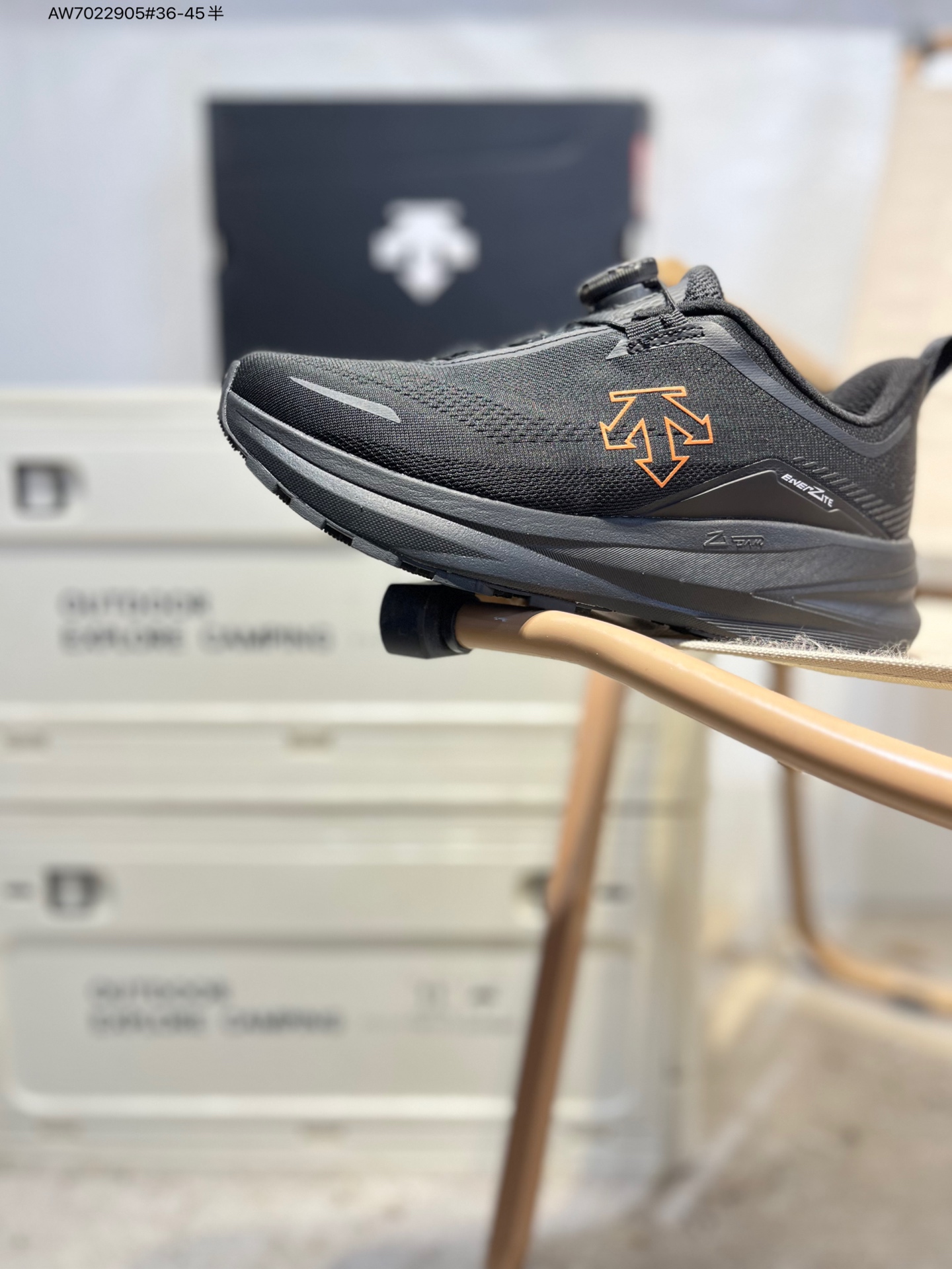 放店💰220
🈴️DESCENTE迪桑特 STREAN WIRE 广东纯原版本
时尚休闲运动覆盖防水男子越野跑鞋 
官方同步上架 适合技术路线单日徒步穿着 aeriosflgtx鞋受到长途野外跑步鞋的启发 适合在变化的地形上进行快速轻快的徒步旅行穿着，舒适而有支撑性，使您充满信心。该设计与脚部融为一体，可最大限度地减少摩擦，gore-tex保护膜可防水，采用gore隐形适体(invisiblefit)技术，更轻薄舒适。敏捷、稳定和技术路线上的自信源于vibram® megagrip外底、压缩eva内底以及一体的tpu。重量约:275g技术特点防水透气轻量耐磨鞋子鞋外底结构vibram®megagripM橡胶化合材料耐用柔软鞋子结构tpu鞋头可防磨损压缩eva泡沫内底以及一体的tpu铁芯提高了灵活性和稳定性，使您充满信心鞋子衬垫结构4mm厚or模制插片材料gore-tex薄膜tpu高耐磨保护膜cordura®网眼布 D5431RRN24 AW7022905#36-45半