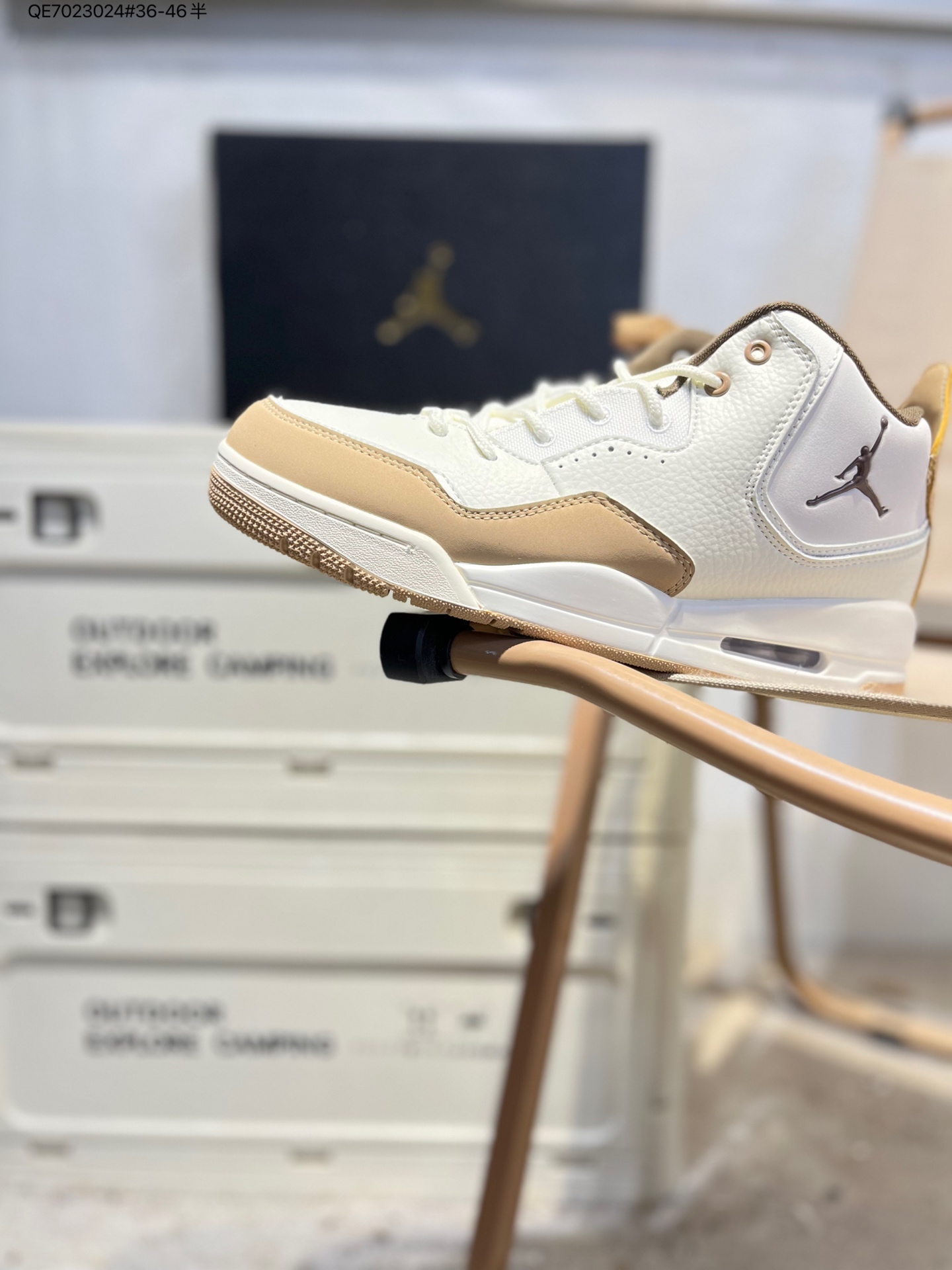 Nike Air Jordan Courtside 23 Concord 乔丹AJ23代简版中帮复古休闲运动文化篮球鞋采用翻毛皮组合牛津布鞋面材质内嵌缜密定位拉帮及注胶效果中底PU内嵌开窗式Air缓震气垫可视化NK AIR缓震配置 营造柔软舒适的脚感橡胶外底 在多种地面均有出色抓地力 货号:IH0650 QE7023024#36-46半