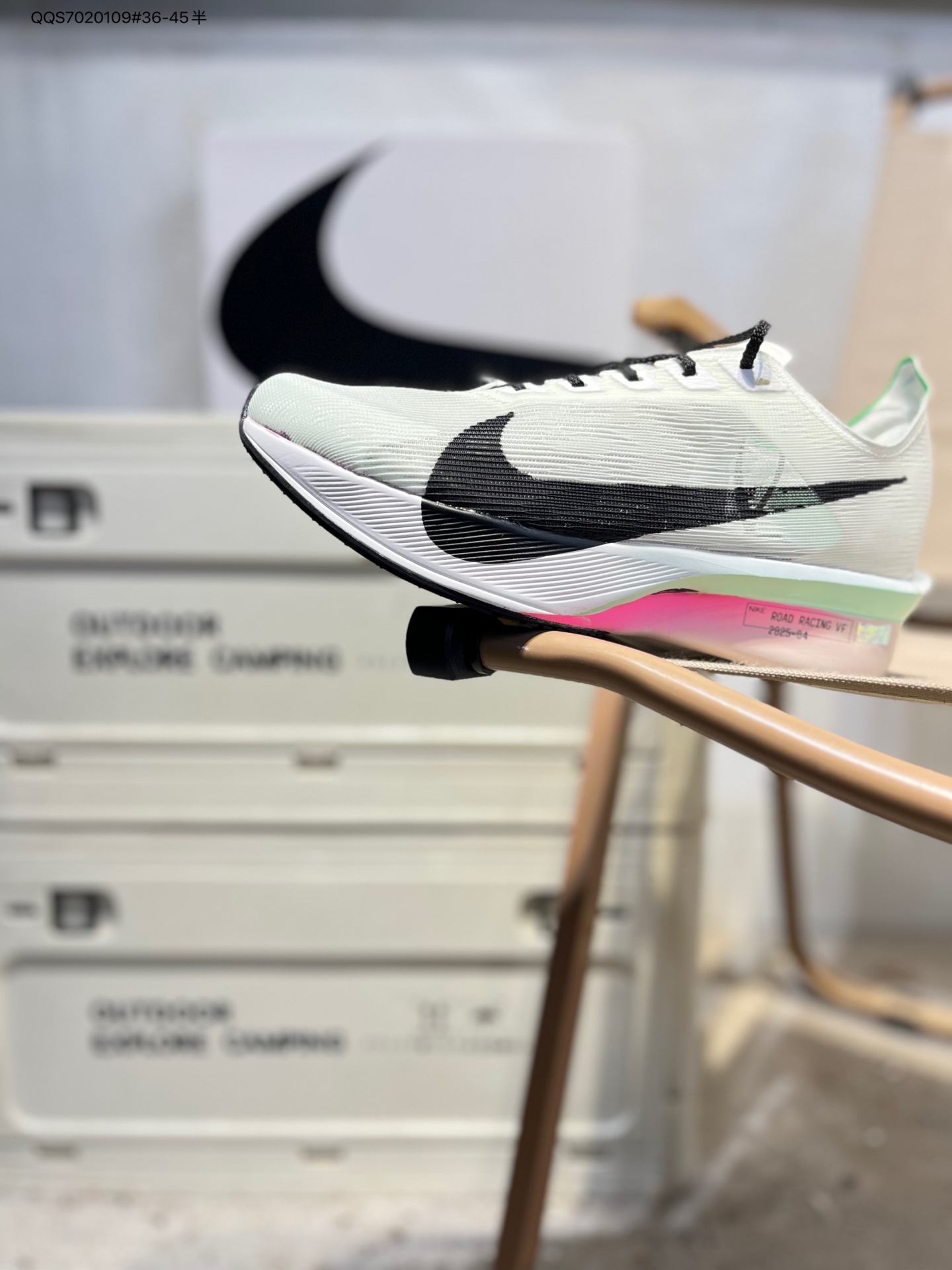 Nike Air Zoom Alphafly NEXT%4 PROTO整体采用前作的设计语言,并且对后者的细节进行升级,马拉松和长距离路跑的性能极限设计而生.HF6414 QQS7020109#36-45半