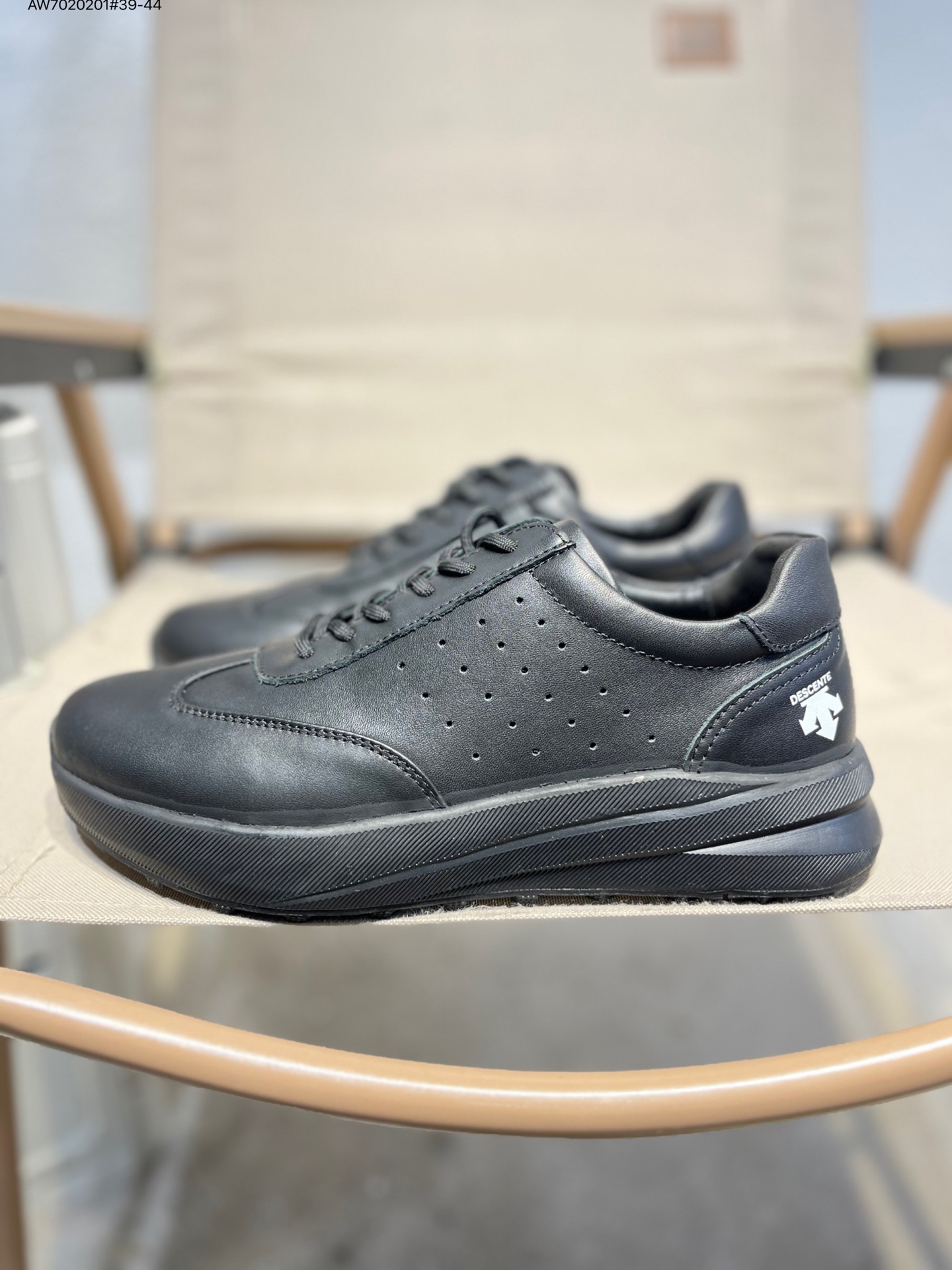 💰💰240
DESCENTE迪桑特 STREAN WIRE 广东纯原版本
时尚休闲运动覆盖防水男子越野跑鞋
官方同步上架 适合技术路线单日徒步穿着 aeriosflgtx鞋受到长途野外跑步鞋的启发 适合在变化的地形上进行快速轻快的徒步旅行穿着,舒适而有支撑性,使您充满信心。该设计与脚部融为一体,可最大限度地减少摩擦,gore-tex保护膜可防水,采用gore隐形适体(invisiblefit)技术,更轻薄舒适。敏捷、稳定和技术路线上的自信源于vibram® megagrip外底、压缩eva内底以及一体的tpu。重量约:275g技术特点防水透气轻量耐磨鞋子鞋外底结构vibram®megagripM橡胶化合材料耐用柔软鞋子结构tpu鞋头可防磨损压缩eva泡沫内底以及一体的tpu铁芯提高了灵活性和稳定性,使您充满信心鞋子衬垫结构4mm厚or模制插片材料gore-tex薄膜tpu高耐磨保护膜cordura®网眼布 20241024 AW7020201#39-44