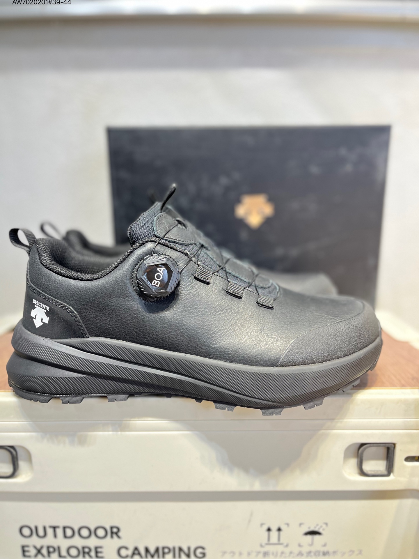 放店💰220
DESCENTE迪桑特 STREAN WIRE 广东纯原版本
时尚休闲运动覆盖防水男子越野跑鞋
官方同步上架 适合技术路线单日徒步穿着 aeriosflgtx鞋受到长途野外跑步鞋的启发 适合在变化的地形上进行快速轻快的徒步旅行穿着,舒适而有支撑性,使您充满信心。该设计与脚部融为一体,可最大限度地减少摩擦,gore-tex保护膜可防水,采用gore隐形适体(invisiblefit)技术,更轻薄舒适。敏捷、稳定和技术路线上的自信源于vibram® megagrip外底、压缩eva内底以及一体的tpu。重量约:275g技术特点防水透气轻量耐磨鞋子鞋外底结构vibram®megagripM橡胶化合材料耐用柔软鞋子结构tpu鞋头可防磨损压缩eva泡沫内底以及一体的tpu铁芯提高了灵活性和稳定性,使您充满信心鞋子衬垫结构4mm厚or模制插片材料gore-tex薄膜tpu高耐磨保护膜cordura®网眼布 20241024 AW7020201#39-44