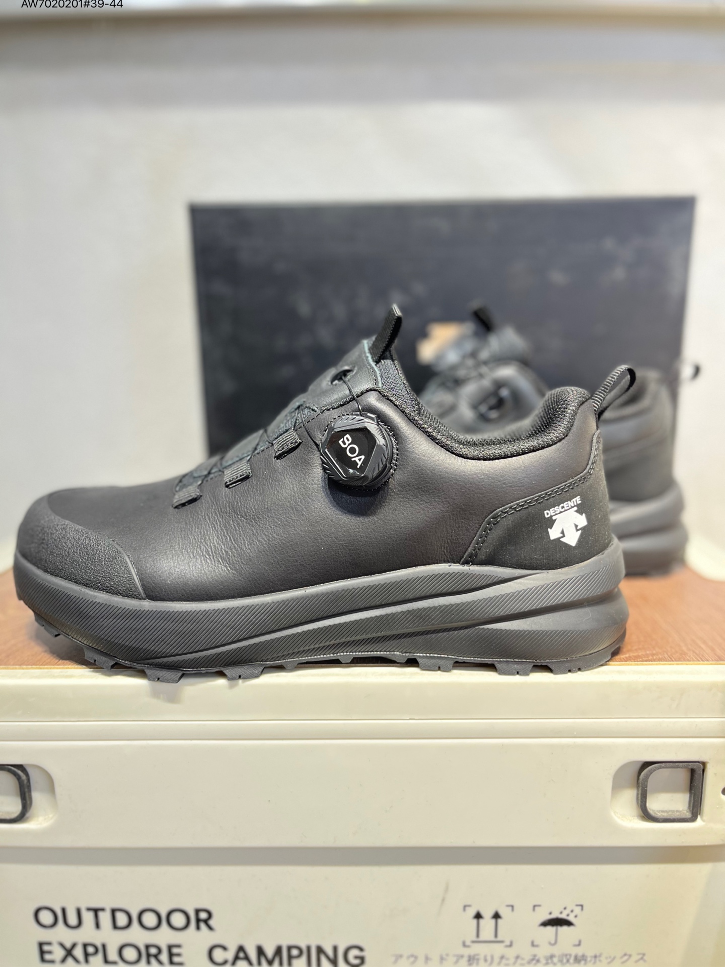 放店💰220
DESCENTE迪桑特 STREAN WIRE 广东纯原版本
时尚休闲运动覆盖防水男子越野跑鞋
官方同步上架 适合技术路线单日徒步穿着 aeriosflgtx鞋受到长途野外跑步鞋的启发 适合在变化的地形上进行快速轻快的徒步旅行穿着,舒适而有支撑性,使您充满信心。该设计与脚部融为一体,可最大限度地减少摩擦,gore-tex保护膜可防水,采用gore隐形适体(invisiblefit)技术,更轻薄舒适。敏捷、稳定和技术路线上的自信源于vibram® megagrip外底、压缩eva内底以及一体的tpu。重量约:275g技术特点防水透气轻量耐磨鞋子鞋外底结构vibram®megagripM橡胶化合材料耐用柔软鞋子结构tpu鞋头可防磨损压缩eva泡沫内底以及一体的tpu铁芯提高了灵活性和稳定性,使您充满信心鞋子衬垫结构4mm厚or模制插片材料gore-tex薄膜tpu高耐磨保护膜cordura®网眼布 20241024 AW7020201#39-44