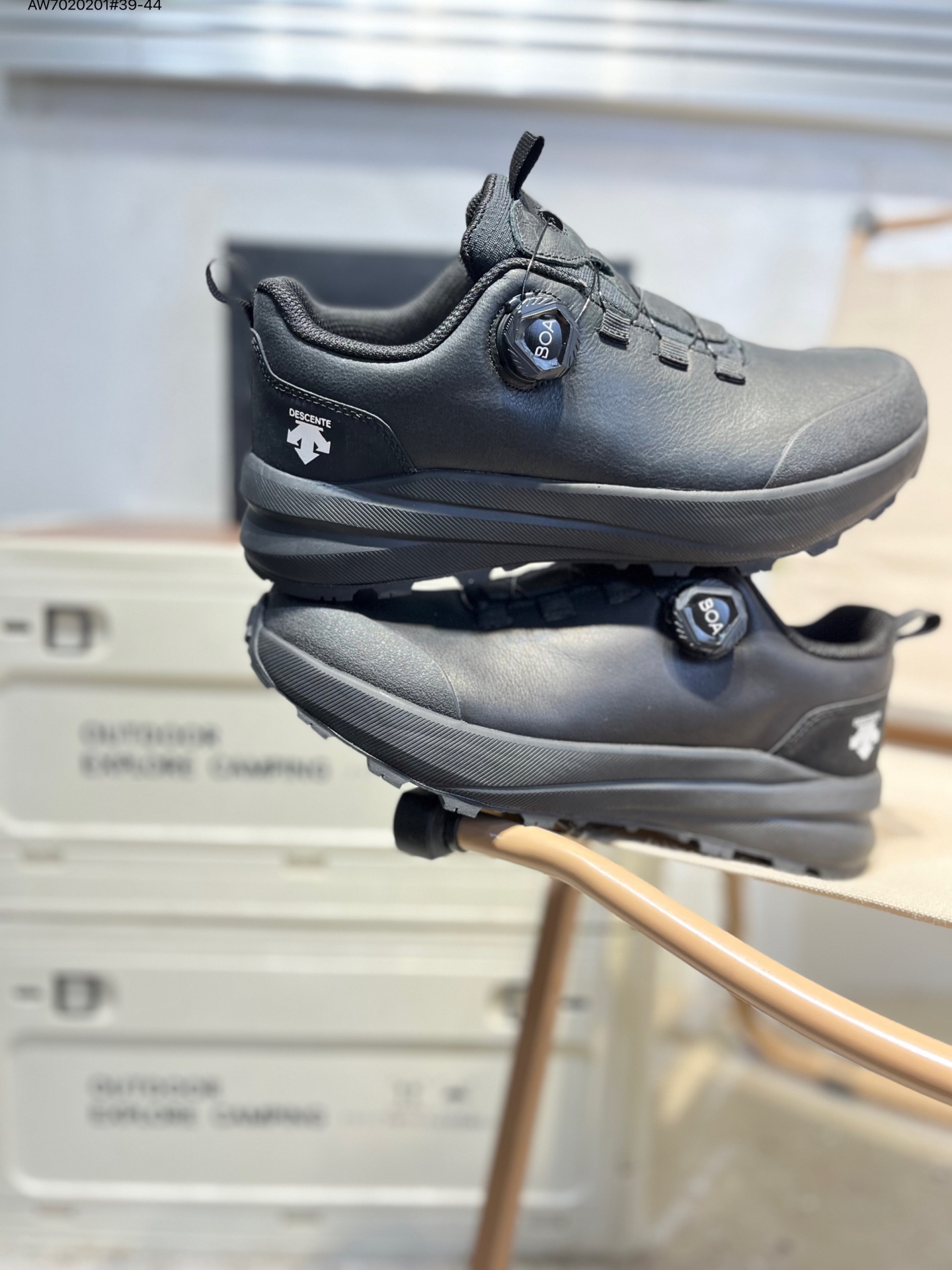 放店💰220
DESCENTE迪桑特 STREAN WIRE 广东纯原版本
时尚休闲运动覆盖防水男子越野跑鞋
官方同步上架 适合技术路线单日徒步穿着 aeriosflgtx鞋受到长途野外跑步鞋的启发 适合在变化的地形上进行快速轻快的徒步旅行穿着,舒适而有支撑性,使您充满信心。该设计与脚部融为一体,可最大限度地减少摩擦,gore-tex保护膜可防水,采用gore隐形适体(invisiblefit)技术,更轻薄舒适。敏捷、稳定和技术路线上的自信源于vibram® megagrip外底、压缩eva内底以及一体的tpu。重量约:275g技术特点防水透气轻量耐磨鞋子鞋外底结构vibram®megagripM橡胶化合材料耐用柔软鞋子结构tpu鞋头可防磨损压缩eva泡沫内底以及一体的tpu铁芯提高了灵活性和稳定性,使您充满信心鞋子衬垫结构4mm厚or模制插片材料gore-tex薄膜tpu高耐磨保护膜cordura®网眼布 20241024 AW7020201#39-44