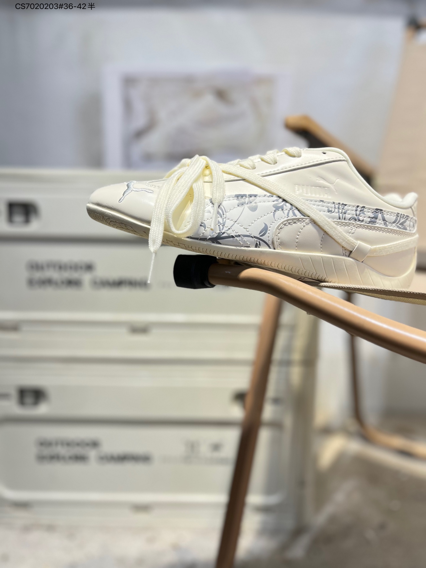 Rose x PUMA彪马 Speedcat 系列 联名款 赛车 德训双鞋带 绑带休闲运动低帮板鞋 以趣味十足又前卫复古的设计引领潮流 将赛道精神融入街头时尚 开启前卫竞速之旅 主打前卫复古风 Roma鞋款的鞋侧以复古的流线造型 缀以宝马经典Logo 巧妙吸睛 而Speedcat鞋款以亮眼三色条纹元素缀以舒适鞋面 赋予了独特的个性美学 演绎赛车的无尽能量404390 CS7020203#36-42半