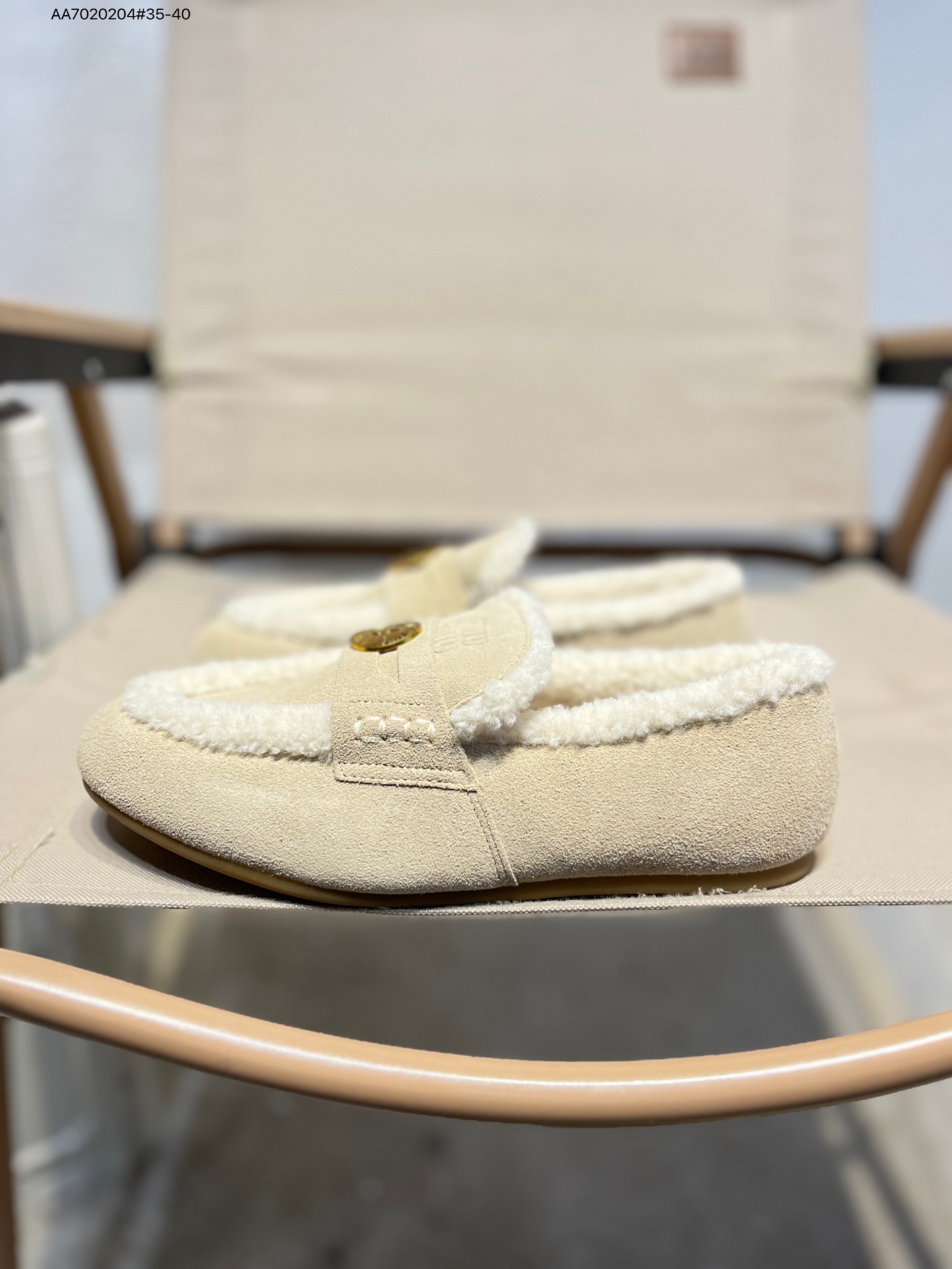 💰💰220 🈴️加毛# Miumiu 缪缪大秀上爆出的这双与New Balance 新百伦联名款运动 球鞋 后全球各大代购官网火爆上市.24s开春走秀场曝光、非常流行的美拉德配色平底鞋，双鞋带设计、独特风格，非常有质感！上脚非常轻便 百搭 全球以及国内社交平台已爆众多上脚图 多位顶级流量明星立捧456A807 AA7020204#35-40