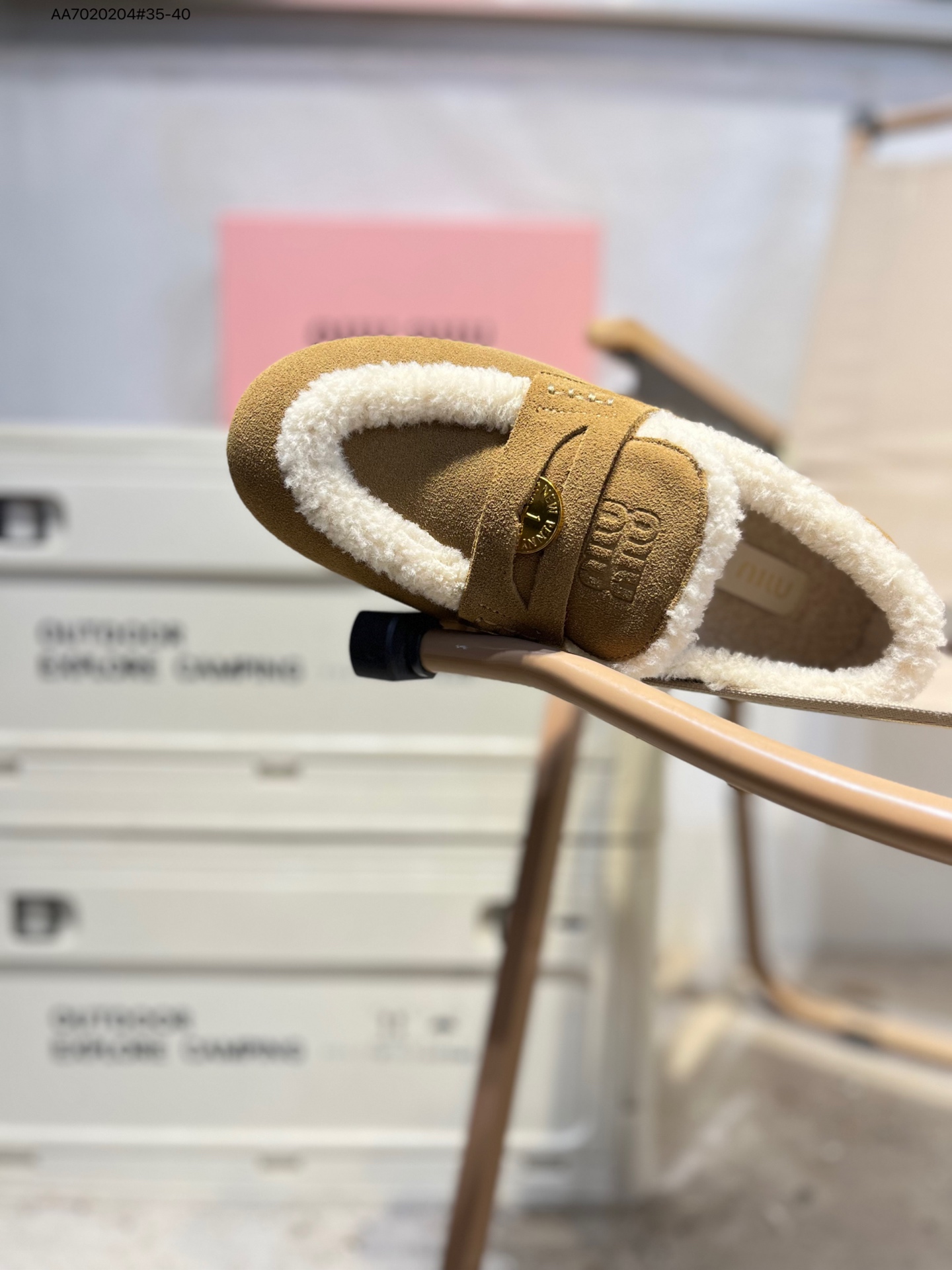 放店💰200
加毛# Miumiu 缪缪大秀上爆出的这双与New Balance 新百伦联名款运动 球鞋 后全球各大代购官网火爆上市.24s开春走秀场曝光、非常流行的美拉德配色平底鞋，双鞋带设计、独特风格，非常有质感！上脚非常轻便 百搭 全球以及国内社交平台已爆众多上脚图 多位顶级流量明星立捧456A807 AA7020204#35-40