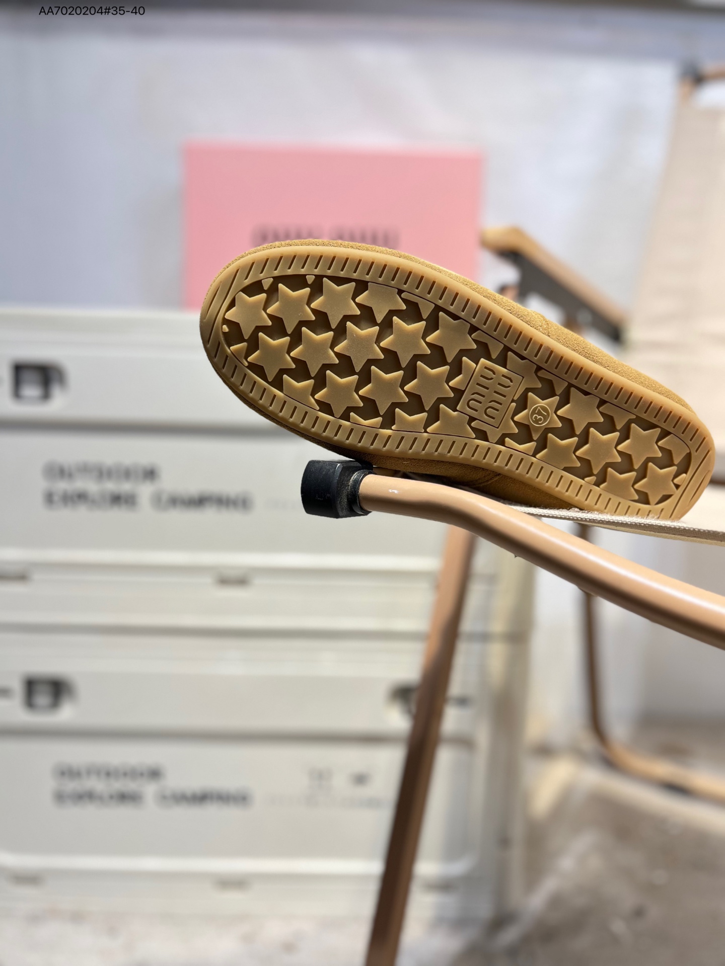 放店💰200
加毛# Miumiu 缪缪大秀上爆出的这双与New Balance 新百伦联名款运动 球鞋 后全球各大代购官网火爆上市.24s开春走秀场曝光、非常流行的美拉德配色平底鞋，双鞋带设计、独特风格，非常有质感！上脚非常轻便 百搭 全球以及国内社交平台已爆众多上脚图 多位顶级流量明星立捧456A807 AA7020204#35-40