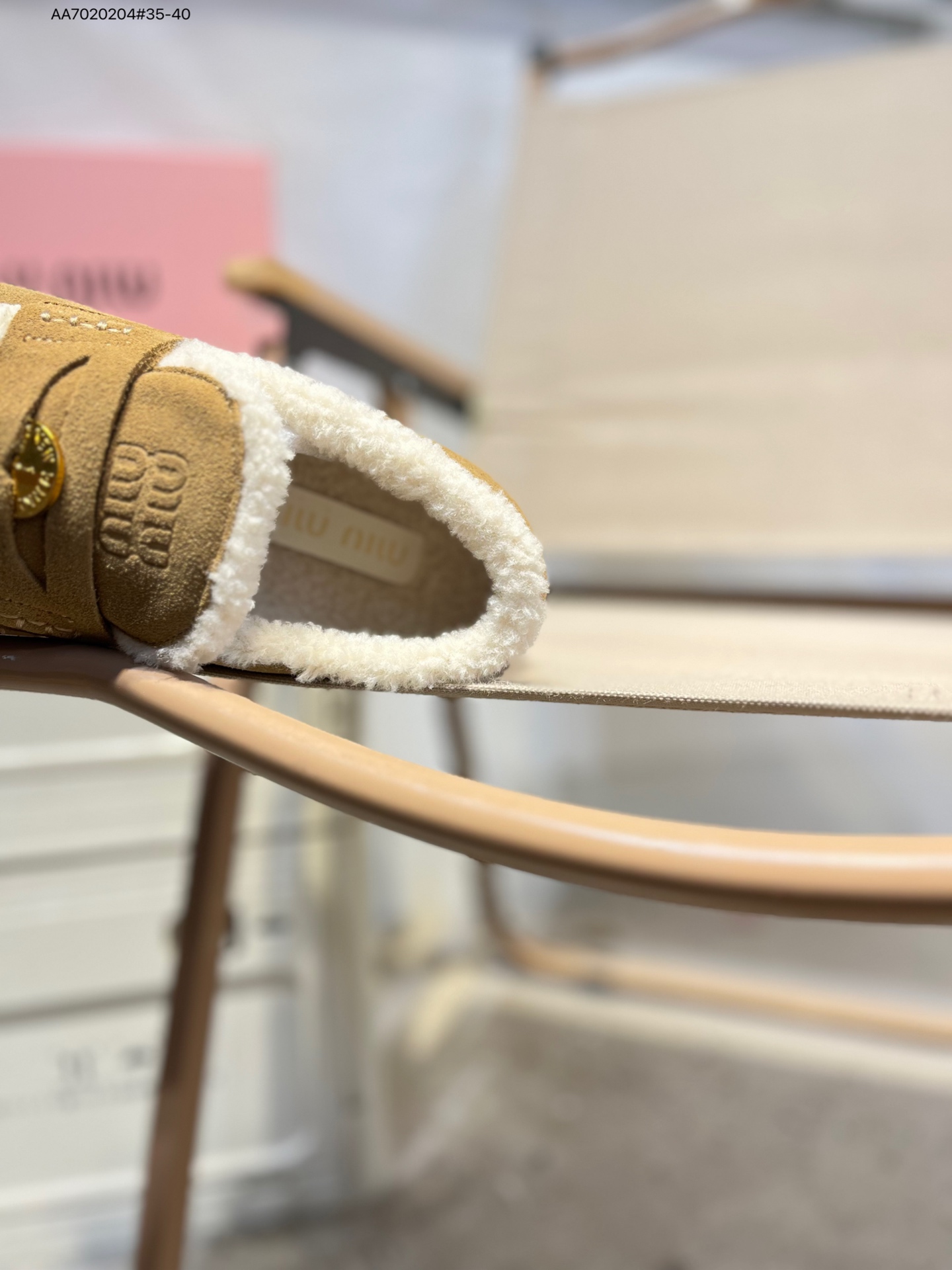 放店💰200
加毛# Miumiu 缪缪大秀上爆出的这双与New Balance 新百伦联名款运动 球鞋 后全球各大代购官网火爆上市.24s开春走秀场曝光、非常流行的美拉德配色平底鞋，双鞋带设计、独特风格，非常有质感！上脚非常轻便 百搭 全球以及国内社交平台已爆众多上脚图 多位顶级流量明星立捧456A807 AA7020204#35-40